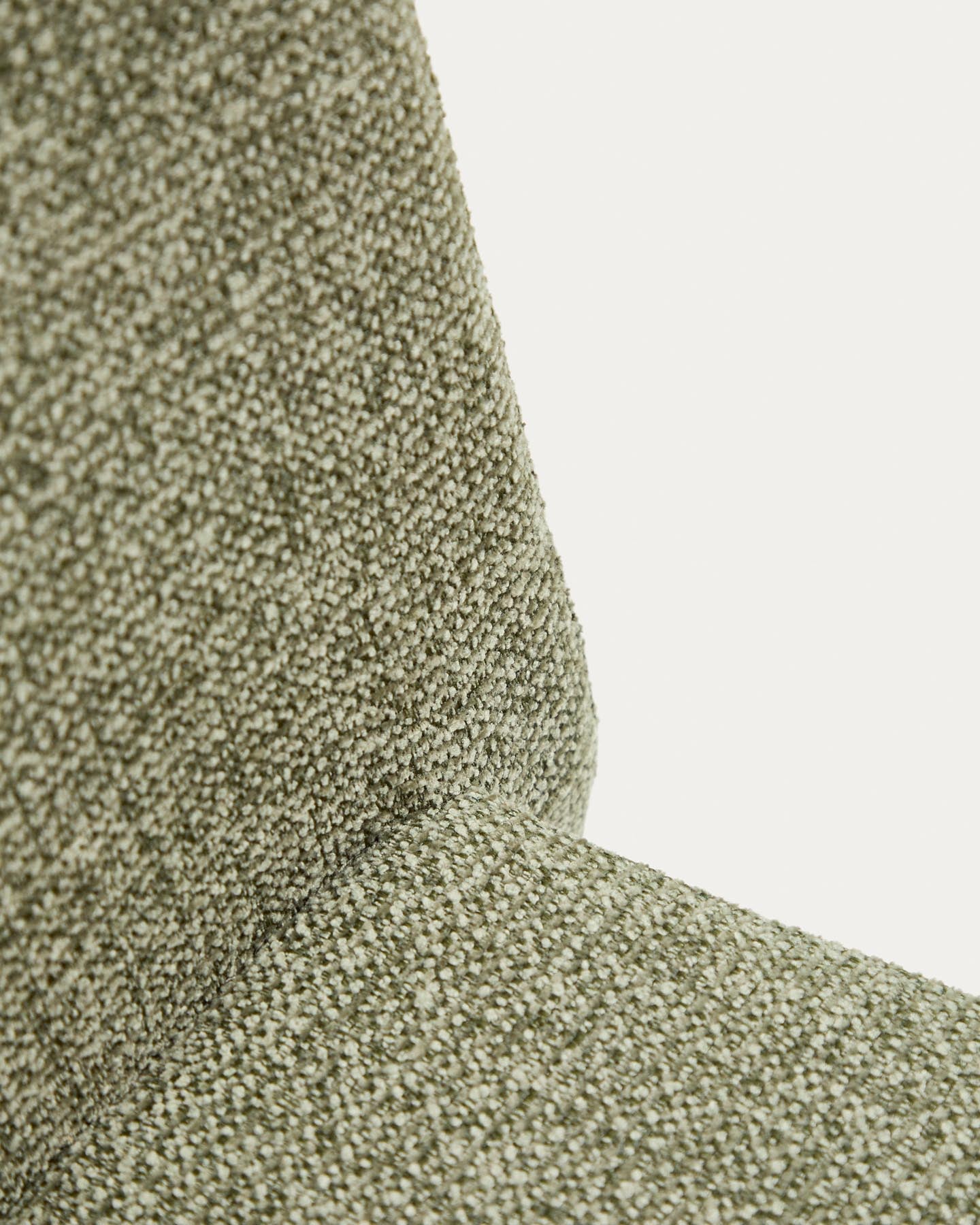 Stapelbarer Stuhl Loria mit grüner Chenille in Grün präsentiert im Onlineshop von KAQTU Design AG. Stuhl ist von Kave Home