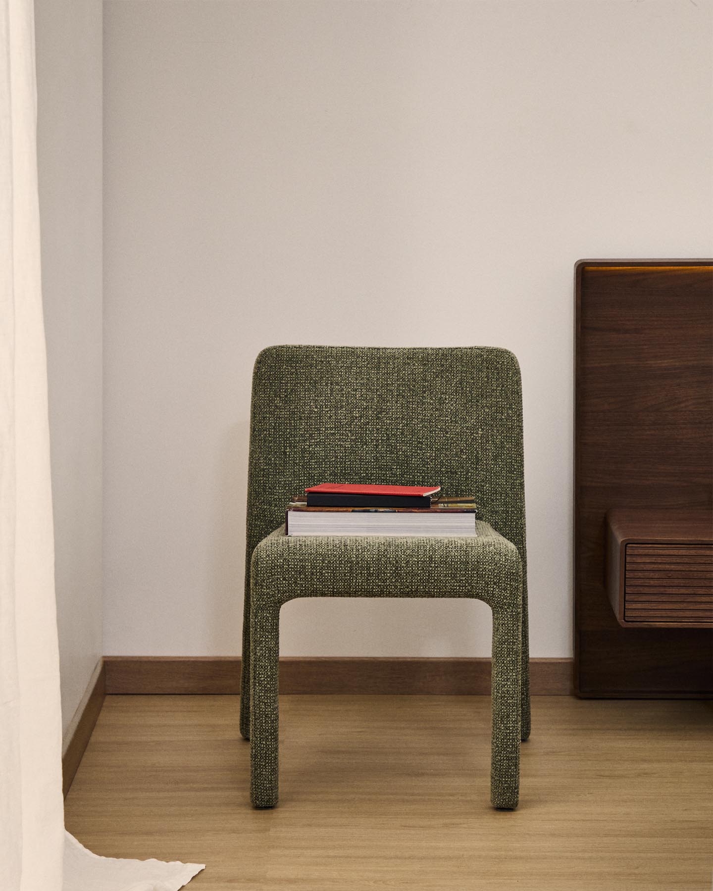 Stapelbarer Stuhl Loria mit grüner Chenille in Grün präsentiert im Onlineshop von KAQTU Design AG. Stuhl ist von Kave Home