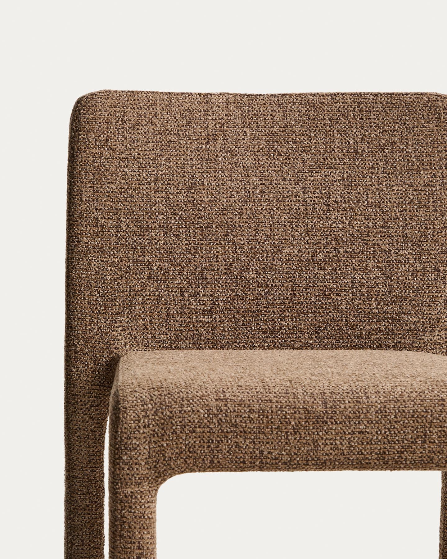 Stapelbarer Stuhl Loria aus schokoladenbrauner Chenille, FSC 100 % in Braun präsentiert im Onlineshop von KAQTU Design AG. Stuhl ist von Kave Home