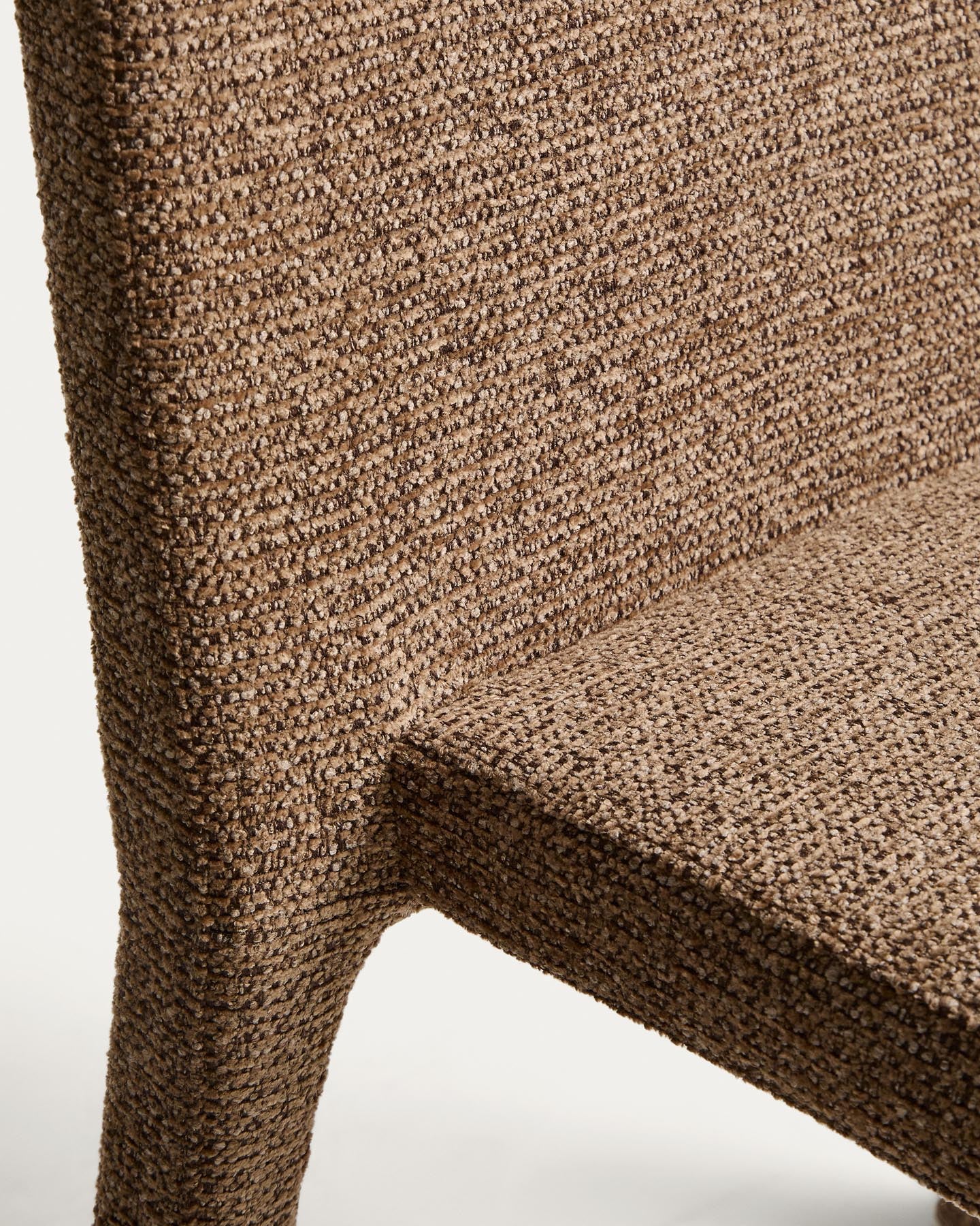 Stapelbarer Stuhl Loria aus schokoladenbrauner Chenille, FSC 100 % in Braun präsentiert im Onlineshop von KAQTU Design AG. Stuhl ist von Kave Home