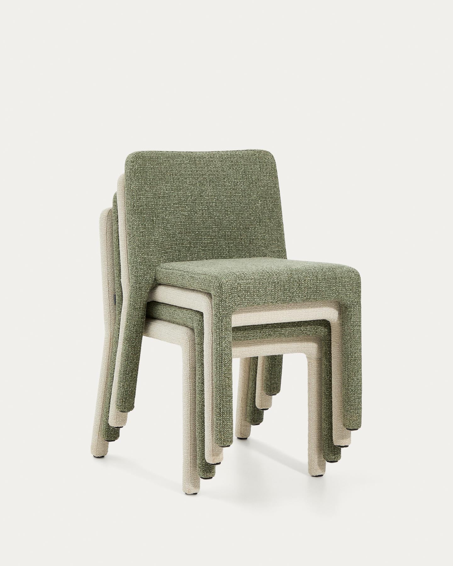 Stapelbarer Stuhl Loria mit beiger Chenille in Beige präsentiert im Onlineshop von KAQTU Design AG. Stuhl ist von Kave Home