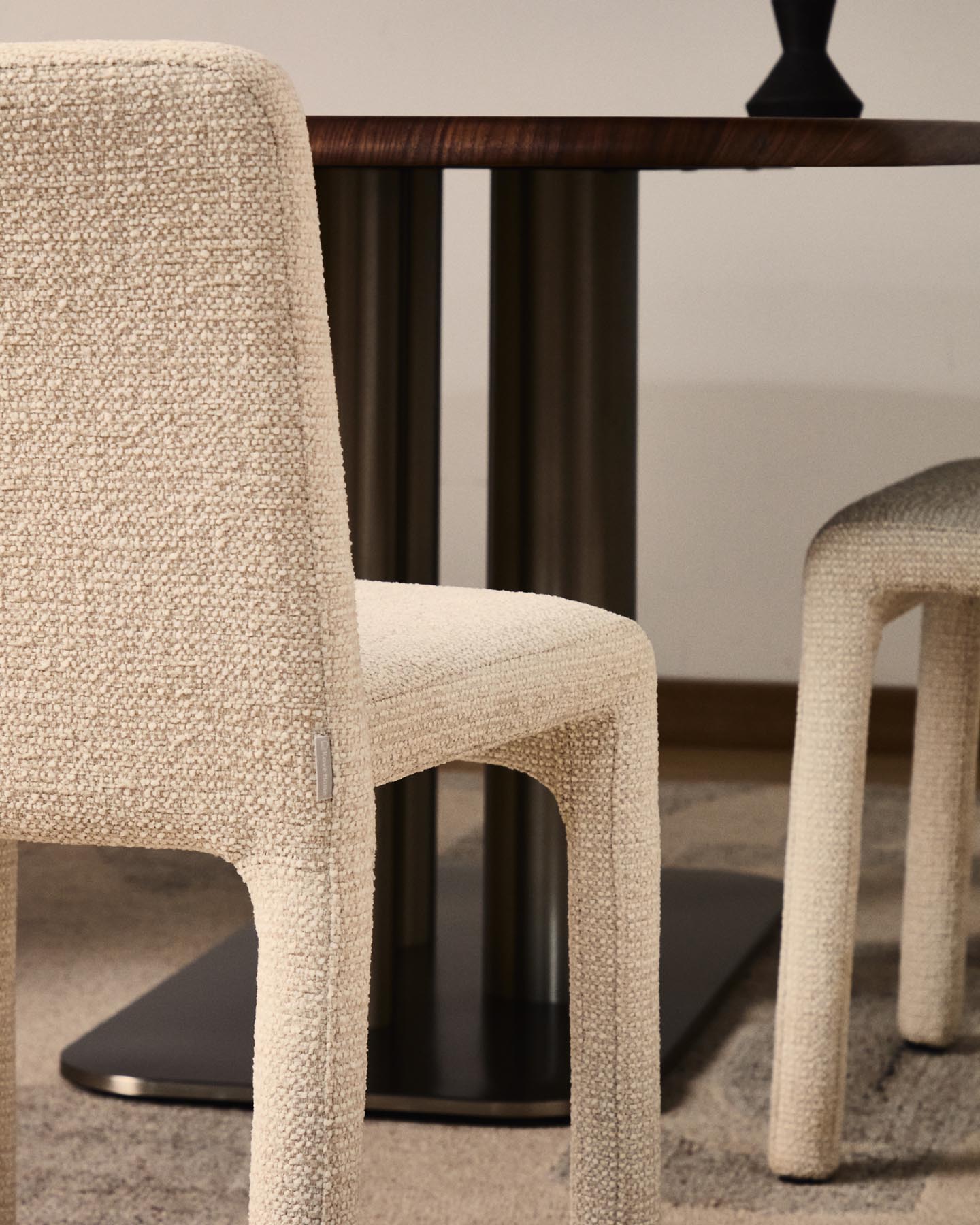 Stapelbarer Stuhl Loria mit beiger Chenille in Beige präsentiert im Onlineshop von KAQTU Design AG. Stuhl ist von Kave Home