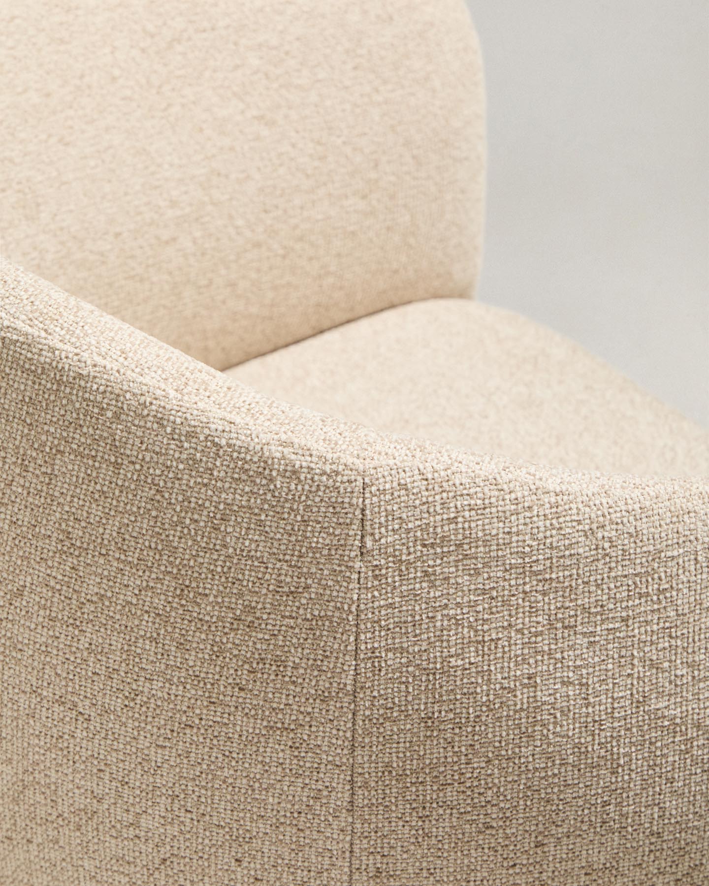 Stuhl Bosca mit beiger Chenille in Beige präsentiert im Onlineshop von KAQTU Design AG. Stuhl mit Armlehne ist von Kave Home