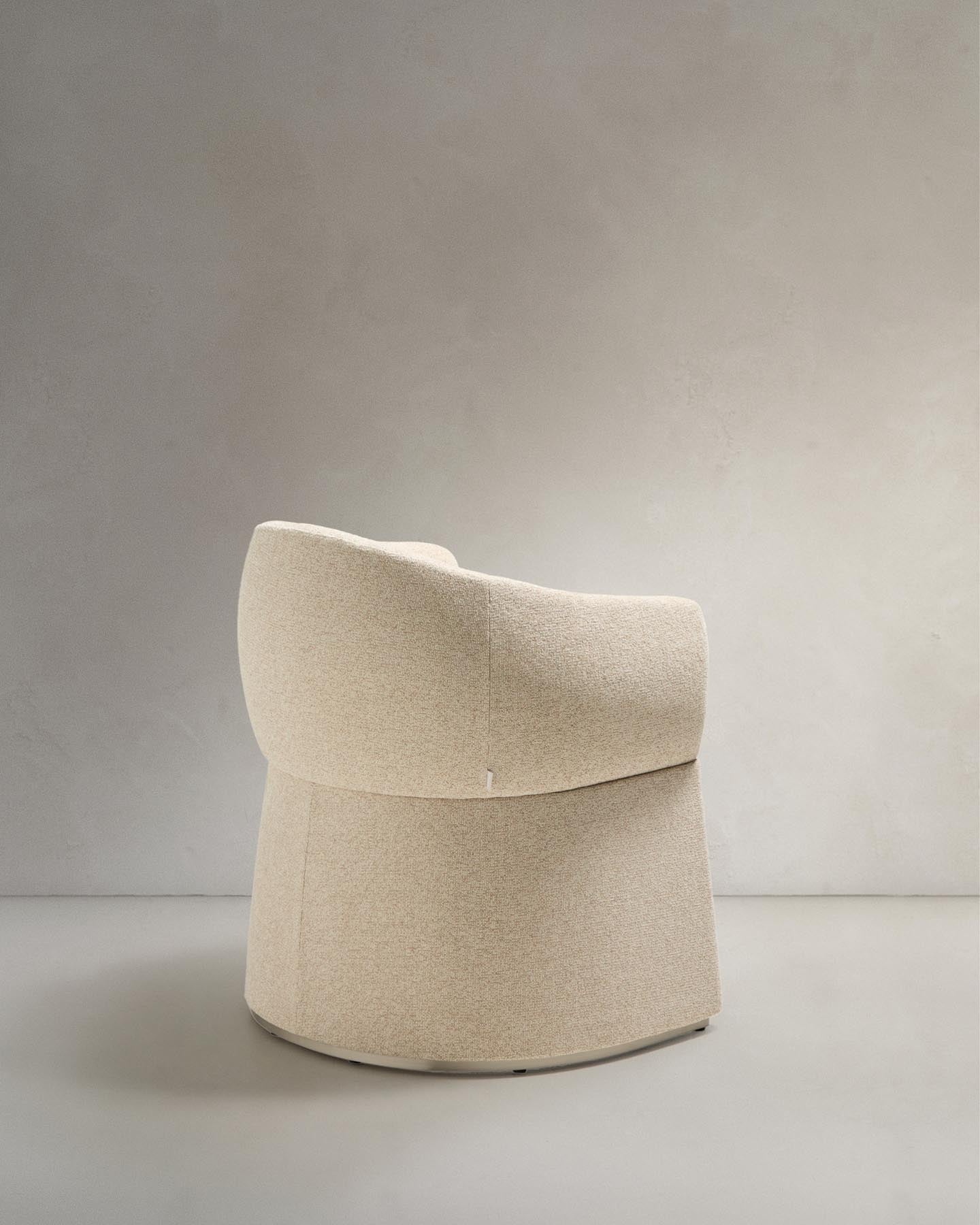 Stuhl Bosca mit beiger Chenille in Beige präsentiert im Onlineshop von KAQTU Design AG. Stuhl mit Armlehne ist von Kave Home
