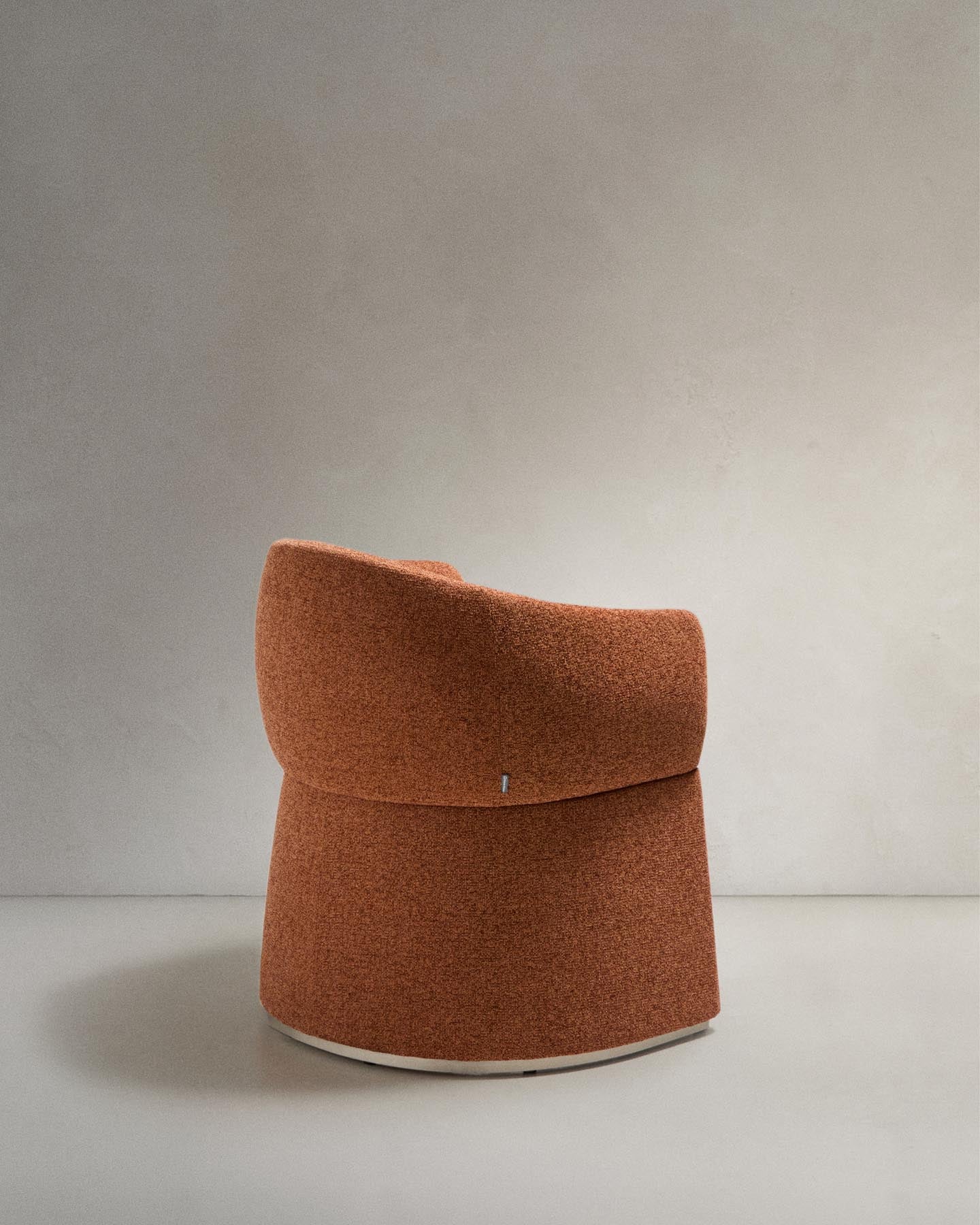Stuhl Bosca mit terrakottafarbener Chenille in Terrakotta präsentiert im Onlineshop von KAQTU Design AG. Stuhl mit Armlehne ist von Kave Home
