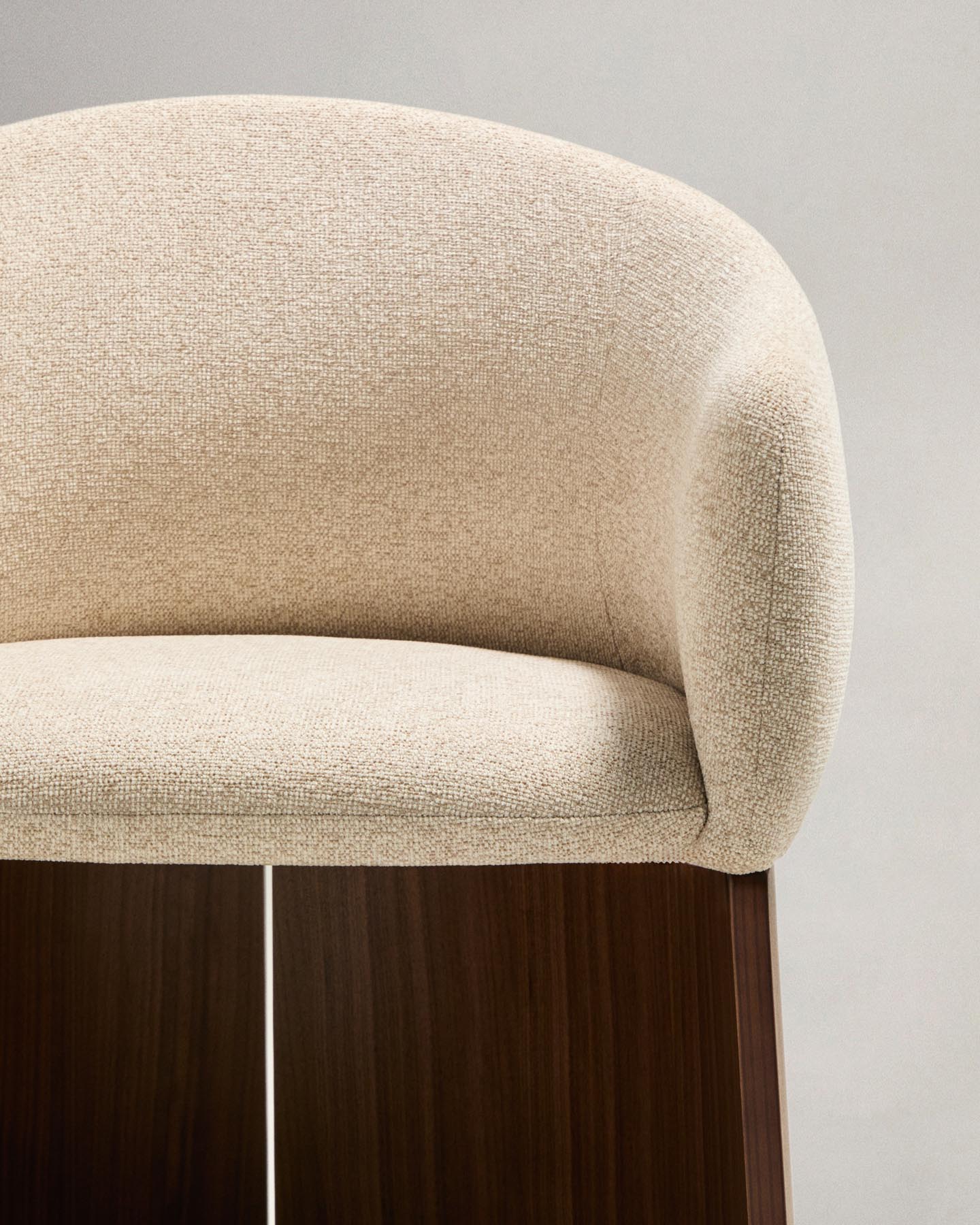 Stuhl Bosca mit beigefarbener Chenille und Nussbaumfurnier FSC 100% in Beige präsentiert im Onlineshop von KAQTU Design AG. Stuhl mit Armlehne ist von Kave Home