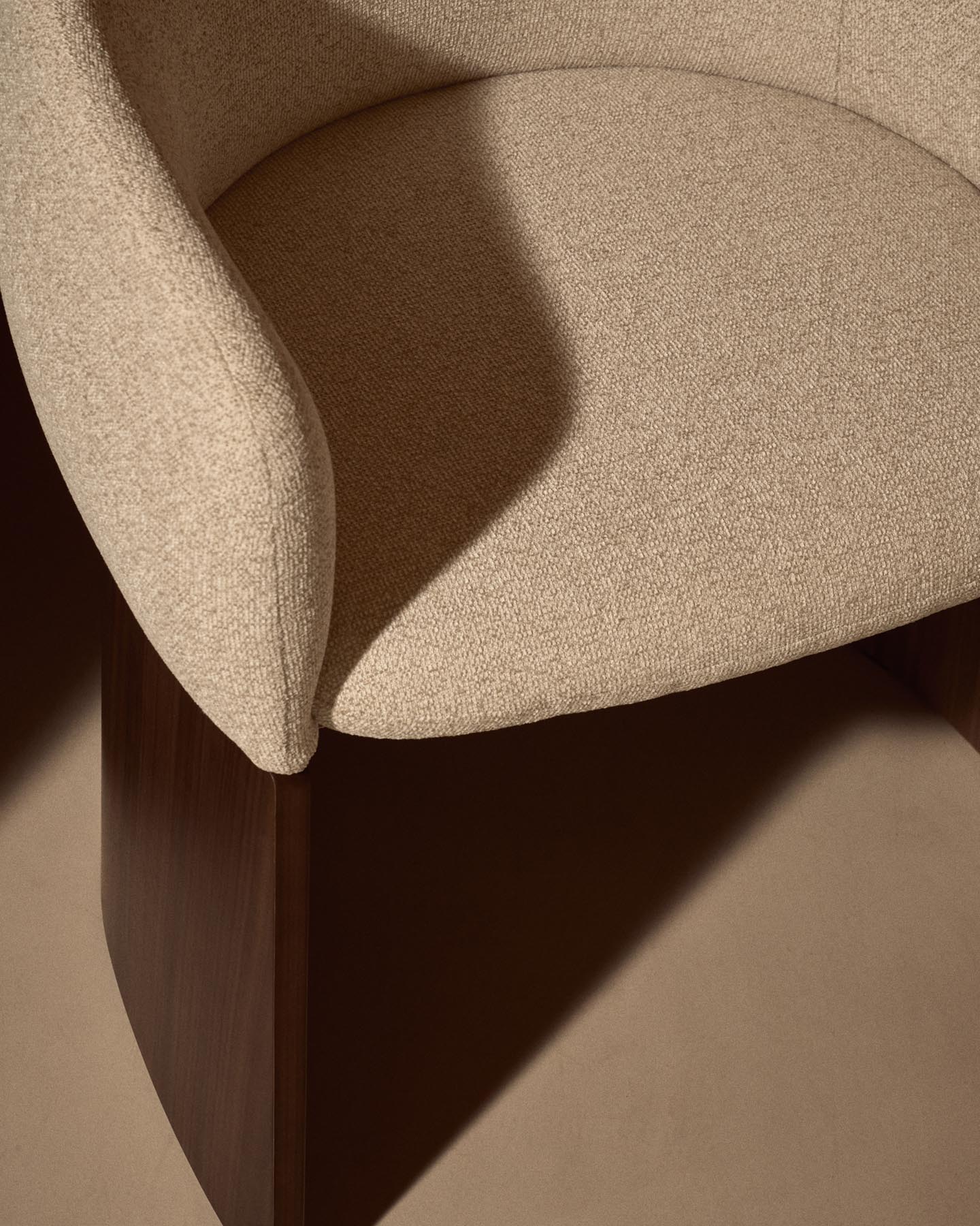 Stuhl Bosca mit beigefarbener Chenille und Nussbaumfurnier FSC 100% in Beige präsentiert im Onlineshop von KAQTU Design AG. Stuhl mit Armlehne ist von Kave Home