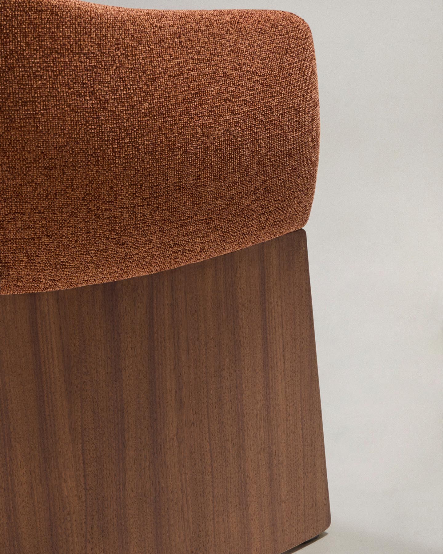 Stuhl Bosca mit terrakottafarbener Chenille und Nussbaumfurnier FSC 100% in Terrakotta präsentiert im Onlineshop von KAQTU Design AG. Stuhl mit Armlehne ist von Kave Home