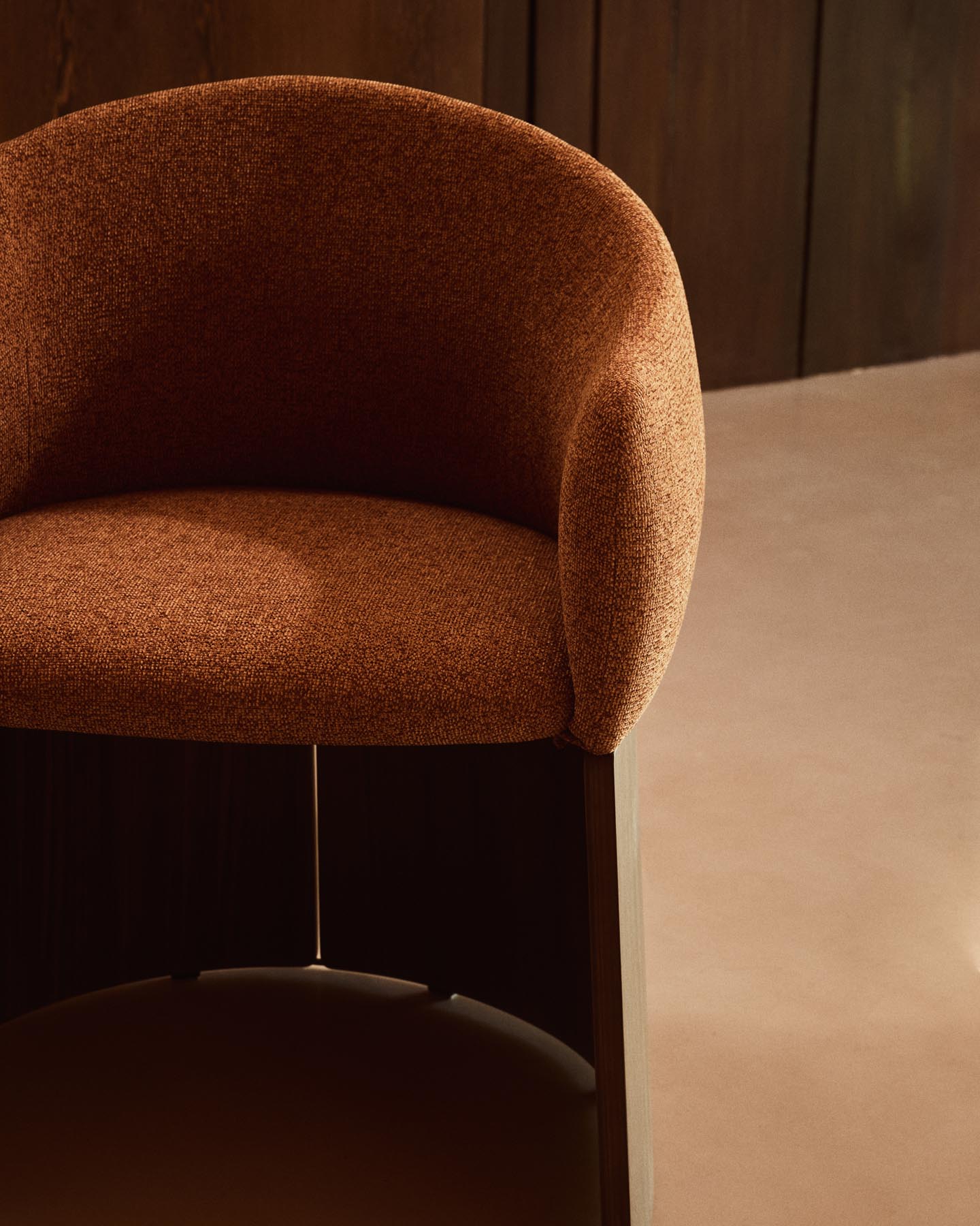 Stuhl Bosca mit terrakottafarbener Chenille und Nussbaumfurnier FSC 100% in Terrakotta präsentiert im Onlineshop von KAQTU Design AG. Stuhl mit Armlehne ist von Kave Home