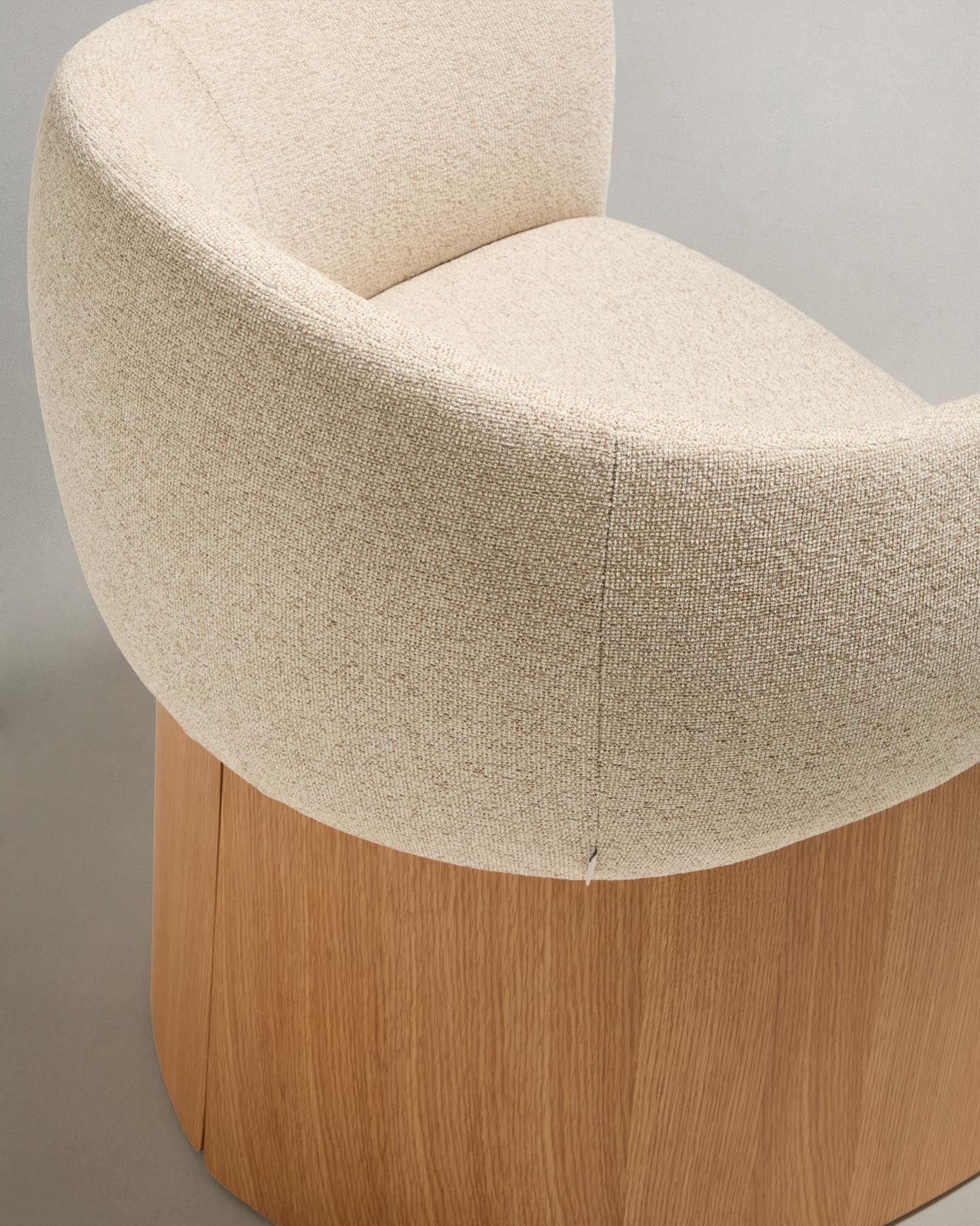 Stuhl Bosca mit beiger Chenille und Eichenfurnier FSC 100% in Beige präsentiert im Onlineshop von KAQTU Design AG. Stuhl mit Armlehne ist von Kave Home