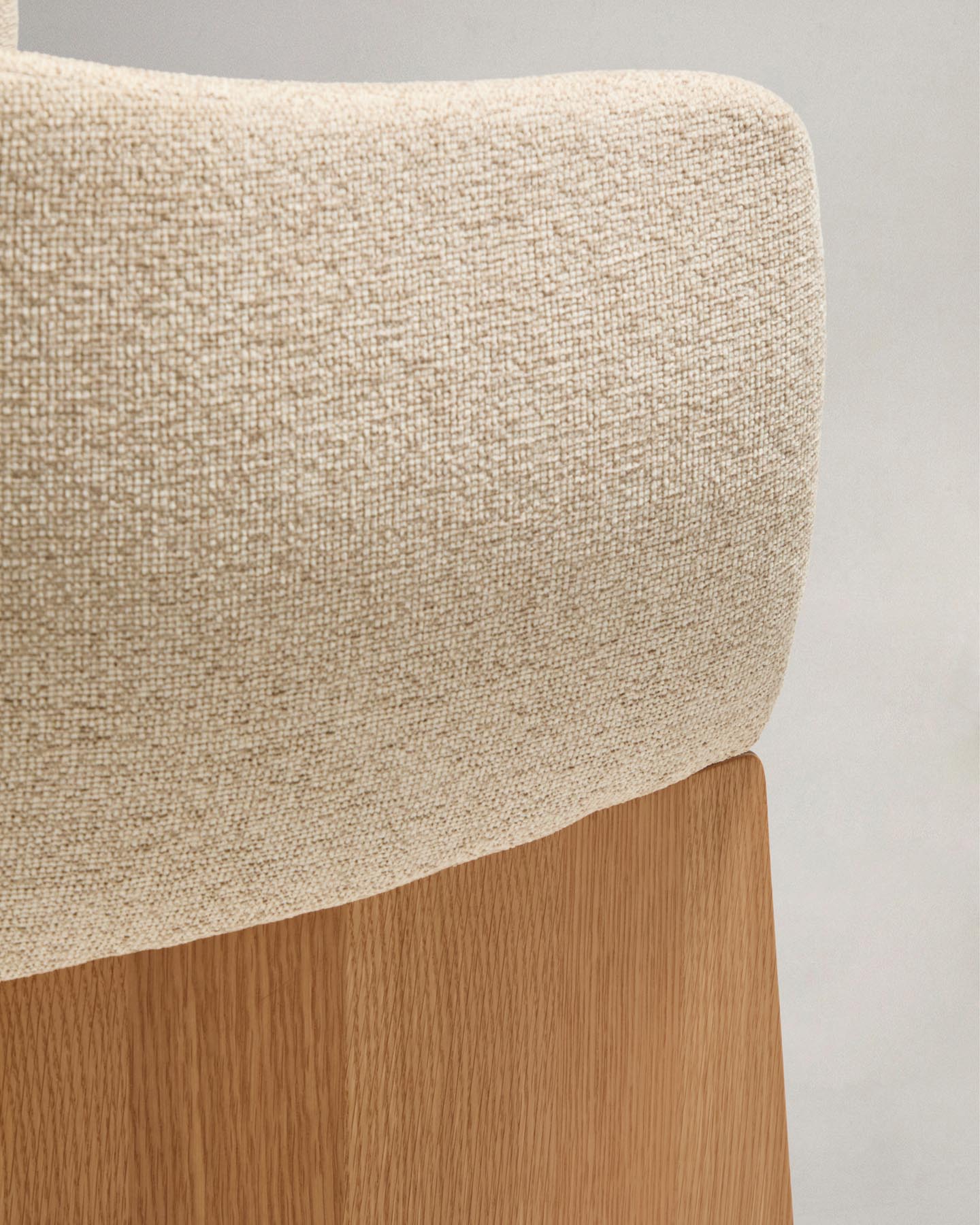 Stuhl Bosca mit beiger Chenille und Eichenfurnier FSC 100% in Beige präsentiert im Onlineshop von KAQTU Design AG. Stuhl mit Armlehne ist von Kave Home