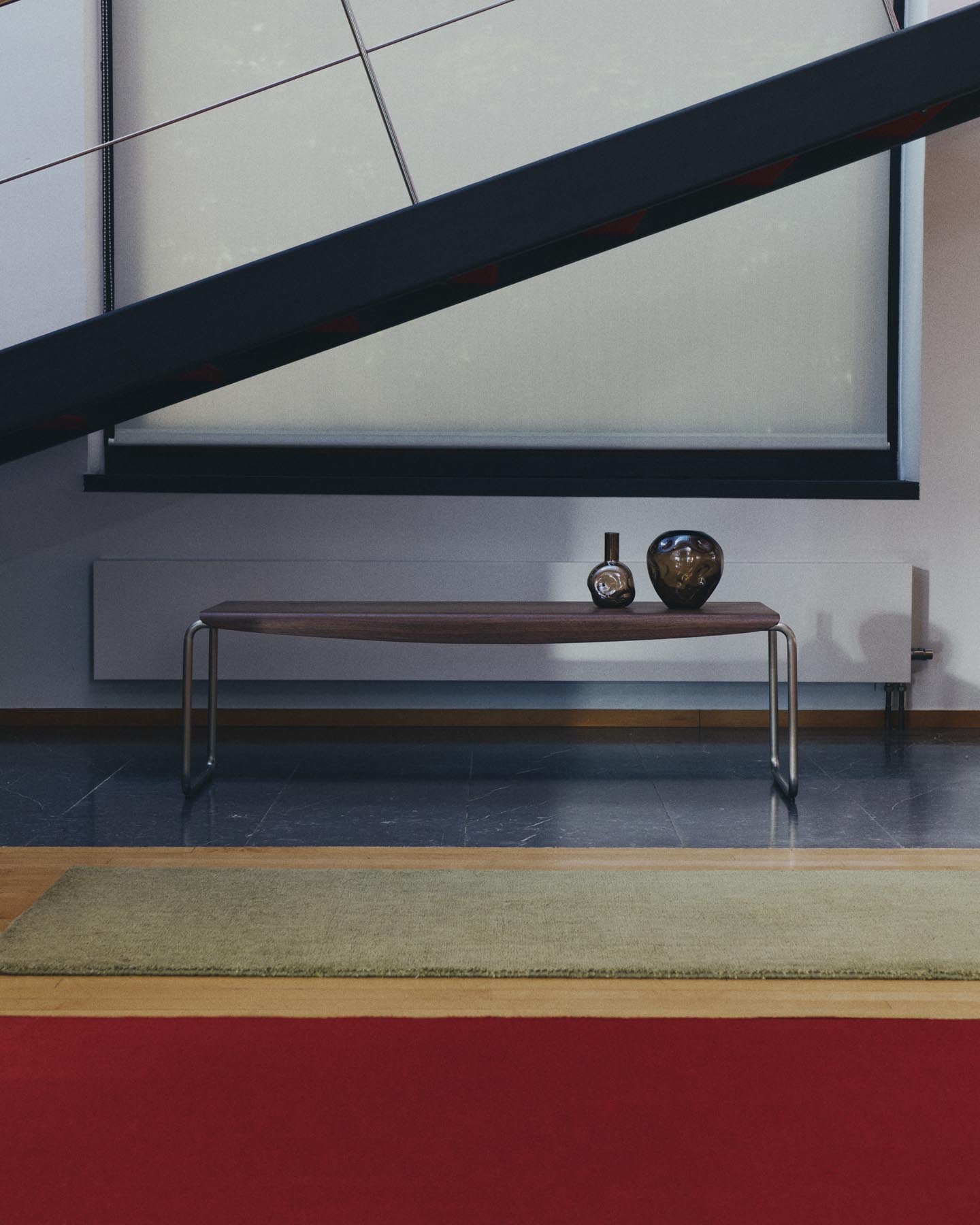 Bank Tarsel aus Nussbaumfurnier mit Gestell aus gebürstetem Edelstahl 142 cm in Dunkelbraun präsentiert im Onlineshop von KAQTU Design AG. Sitzbank ist von Kave Home