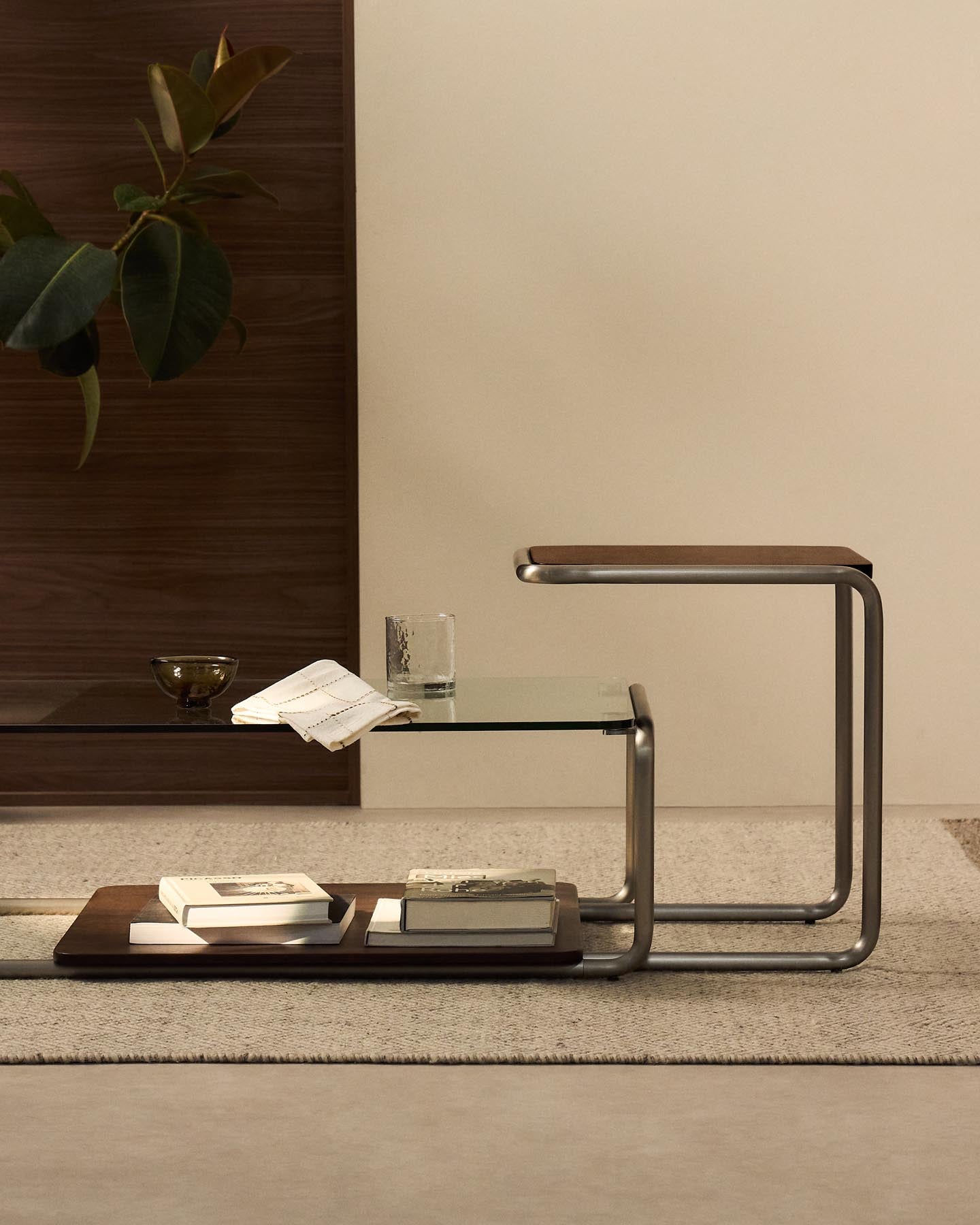 Beistelltisch Tarsel aus Nussbaumfurnier mit Gestell aus gebürstetem Edelstahl 42 x 47 cm in Dunkelbraun präsentiert im Onlineshop von KAQTU Design AG. Beistelltisch ist von Kave Home