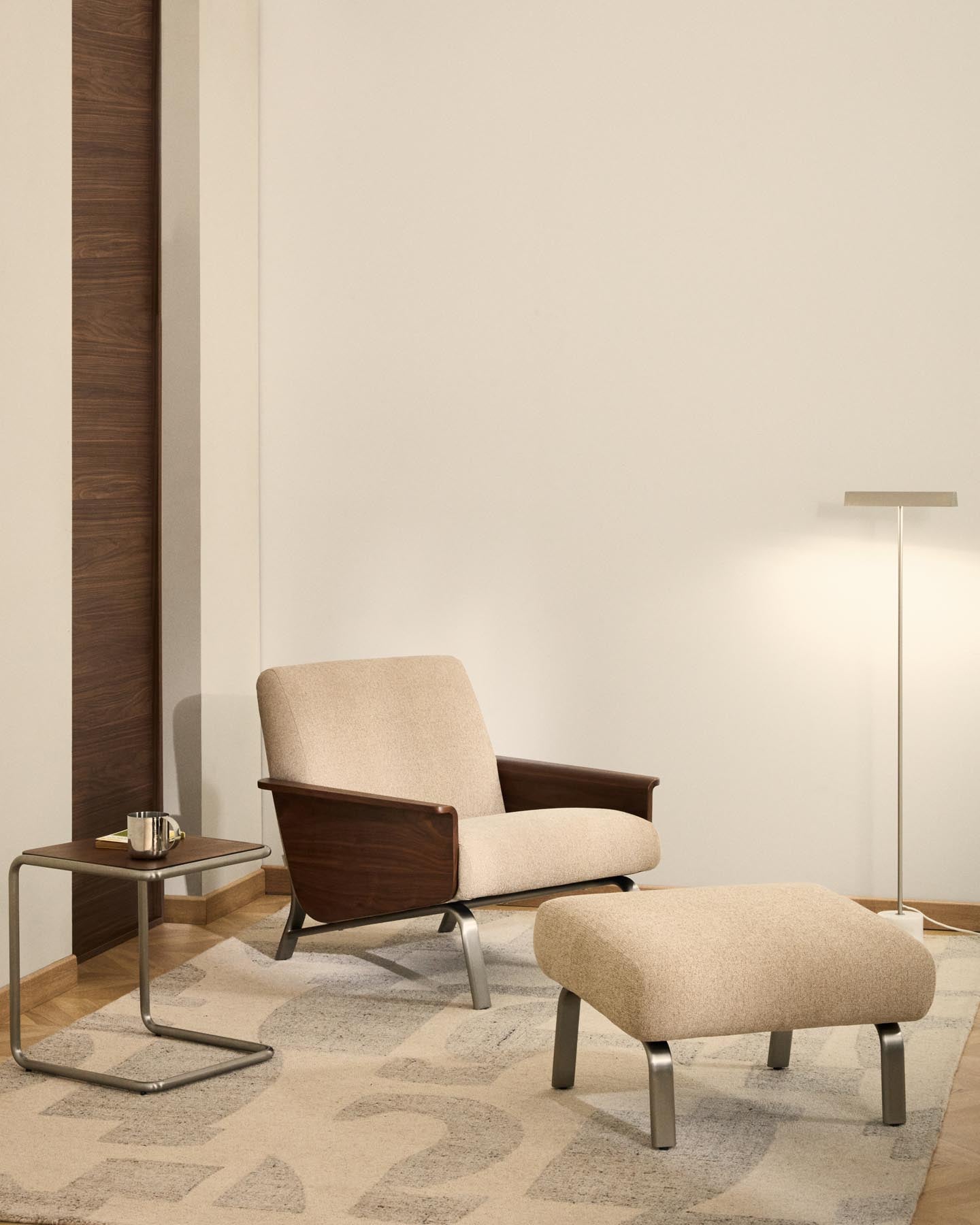 Sessel Amsen in Hellbraun aus Nussbaumsperrholz und Beinen aus em gebürsteten Edelstahl in Hellbraun präsentiert im Onlineshop von KAQTU Design AG. Sessel ist von Kave Home