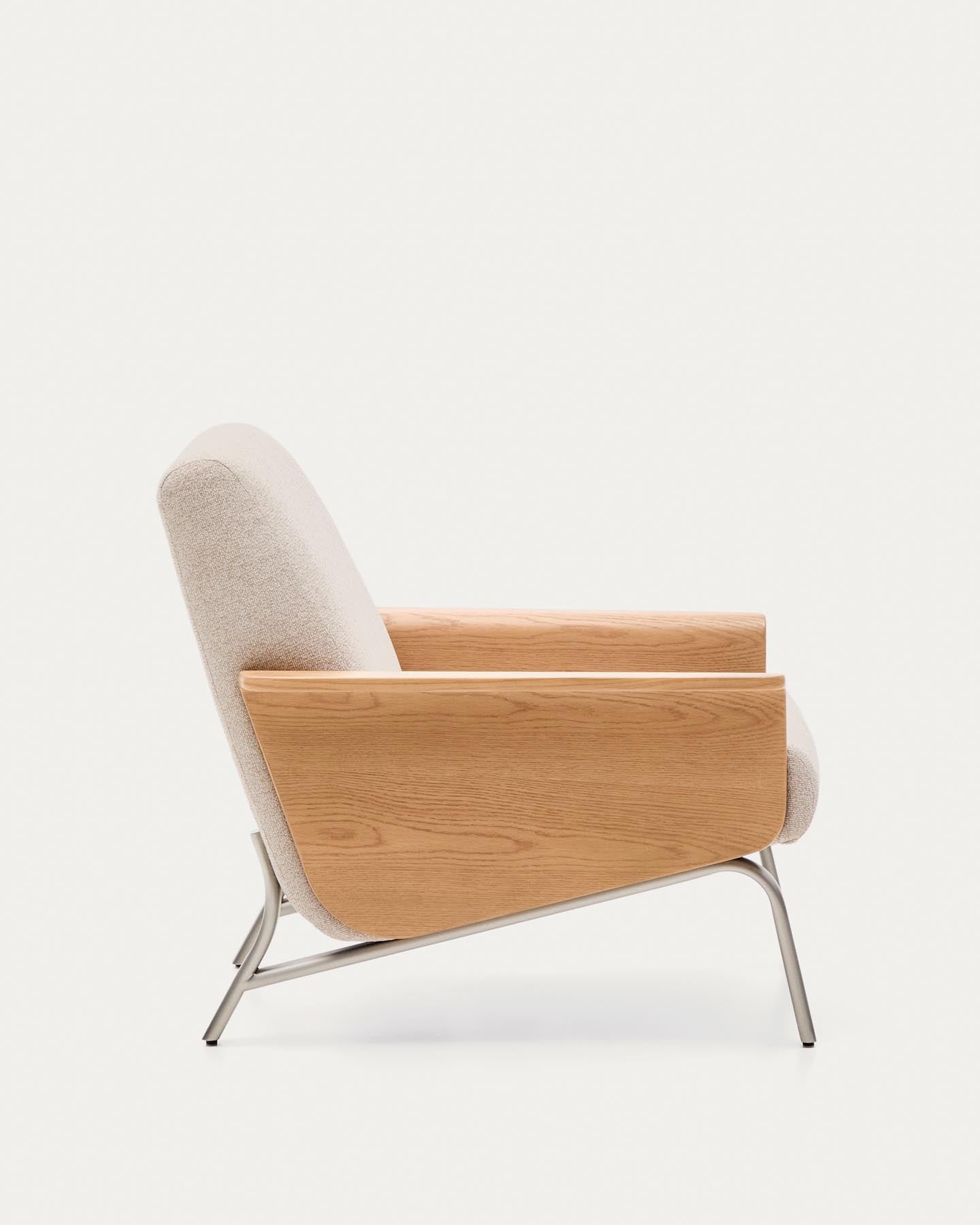 Sessel Amsen in Beige aus Eichensperrholz mit Beinen aus em gebürsteten Edelstahl in Beige präsentiert im Onlineshop von KAQTU Design AG. Sessel ist von Kave Home