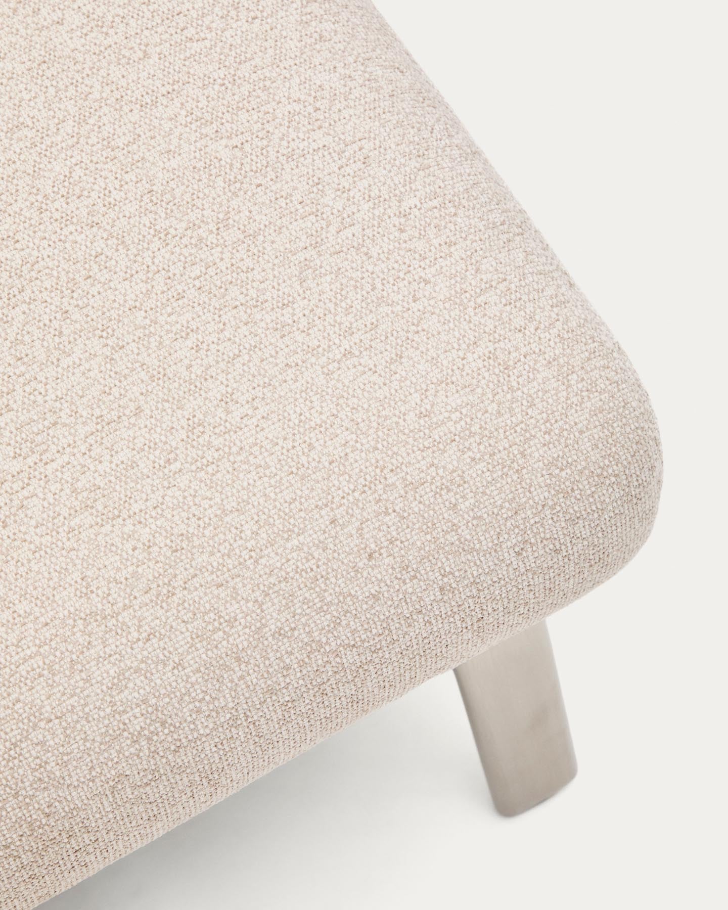 Fußablage Amsen in Beige mit Beinen aus em gebürsteten Edelstahl 68 x 55 cm in Beige präsentiert im Onlineshop von KAQTU Design AG. Pouf ist von Kave Home