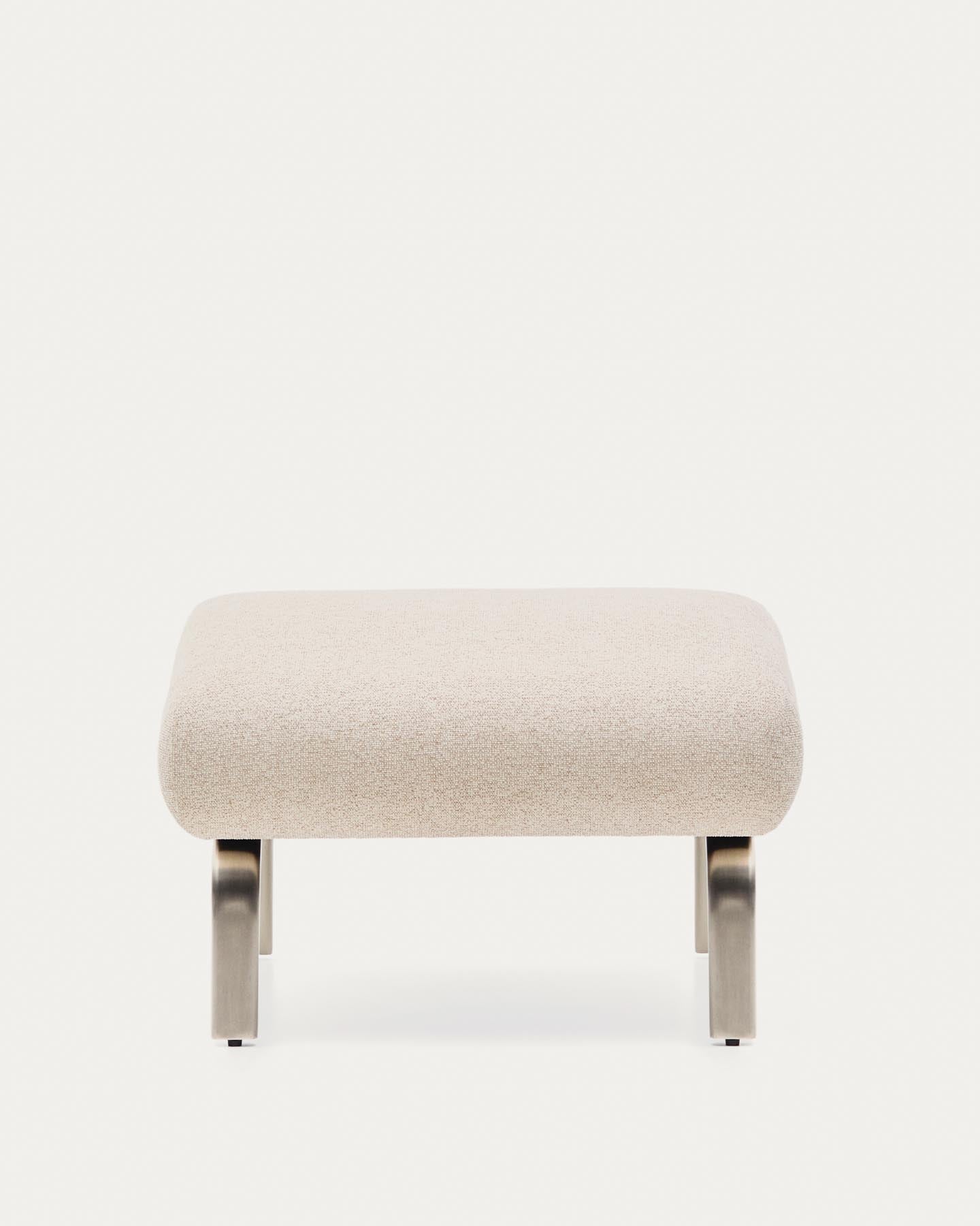 Fußablage Amsen in Beige mit Beinen aus em gebürsteten Edelstahl 68 x 55 cm in Beige präsentiert im Onlineshop von KAQTU Design AG. Pouf ist von Kave Home