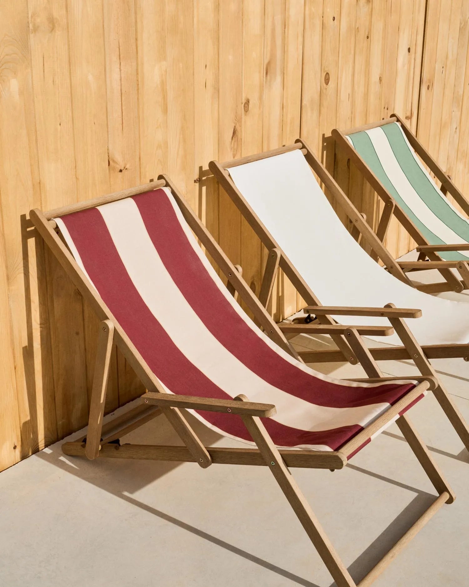 Weinrot-beige gestreifter klappbarer Outdoor-Liegestuhl Vilara aus massivem Akazienholz, FSC 100% in  präsentiert im Onlineshop von KAQTU Design AG. Liegestuhl ist von Kave Home