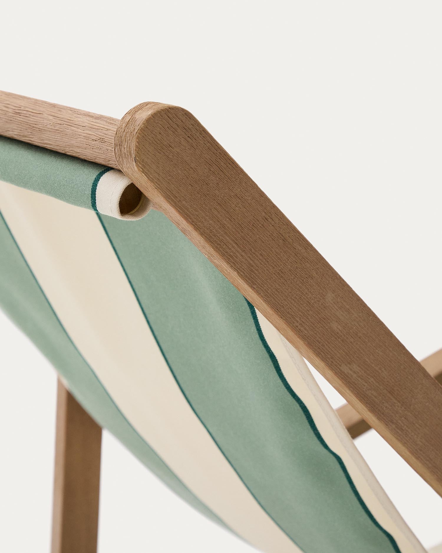 Erleben Sie den klappbaren Outdoor-Liegestuhl Vilara von Kave Home. Aus robustem, FSC-zertifiziertem Akazienholz und pflegeleichtem, wetterfestem Material für höchsten Komfort im Freien.