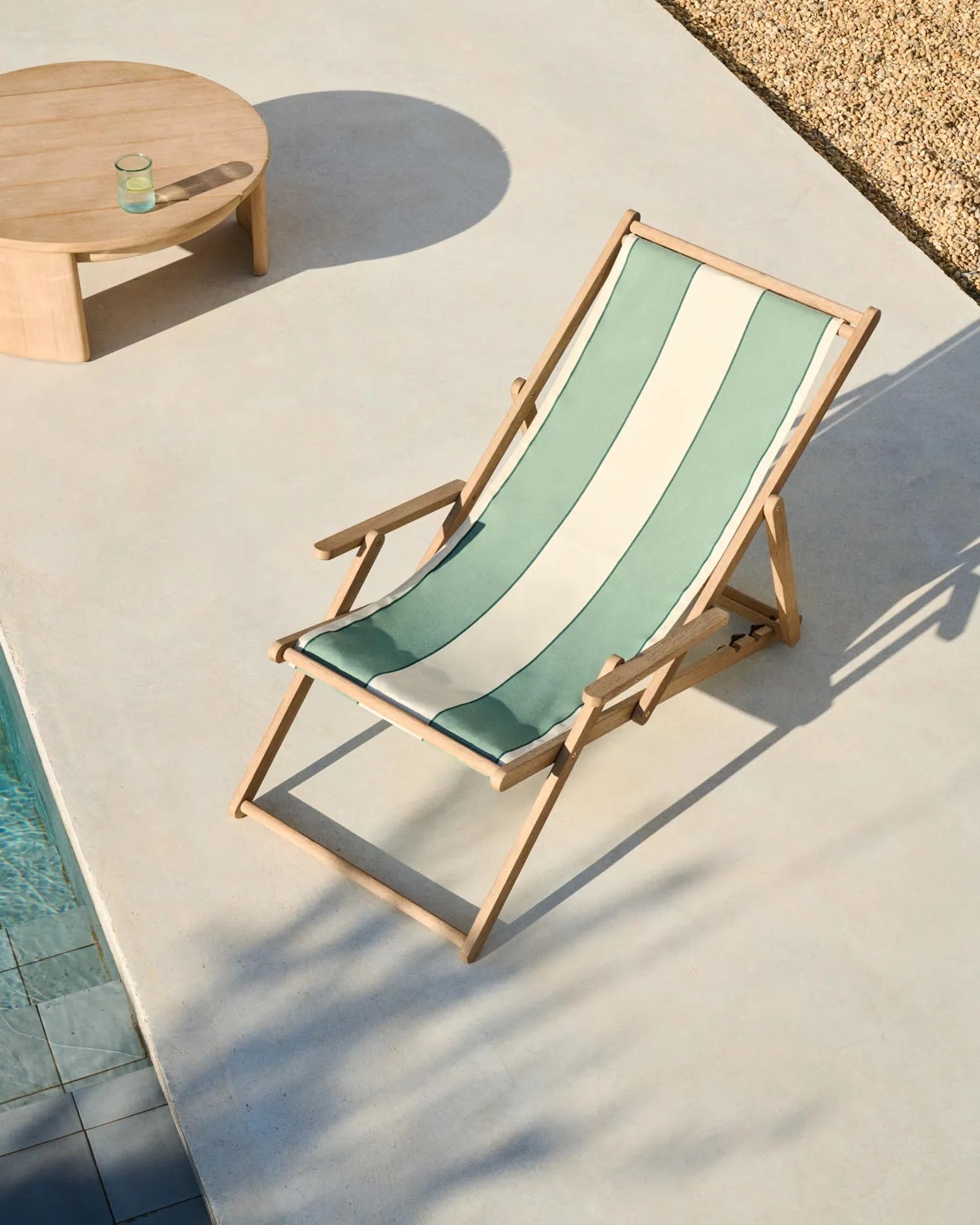 Grün-beige gestreifter klappbarer Outdoor-Liegestuhl Vilara aus massivem Akazienholz, FSC 100% in Grün präsentiert im Onlineshop von KAQTU Design AG. Liegestuhl ist von Kave Home