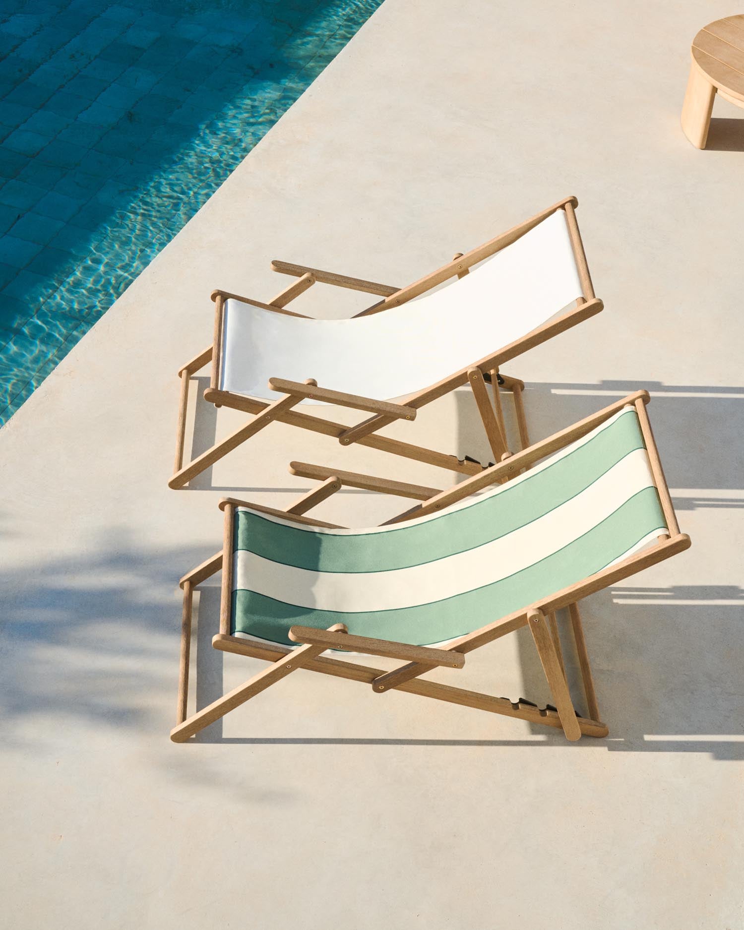 Genießen Sie den Komfort des klappbaren Outdoor-Liegestuhls Vilara von Kave Home. Aus massivem, FSC-zertifiziertem Akazienholz und strapazierfähigem, wasserabweisendem Stoff gefertigt, ist er ideal für entspannte Stunden im Freien.
