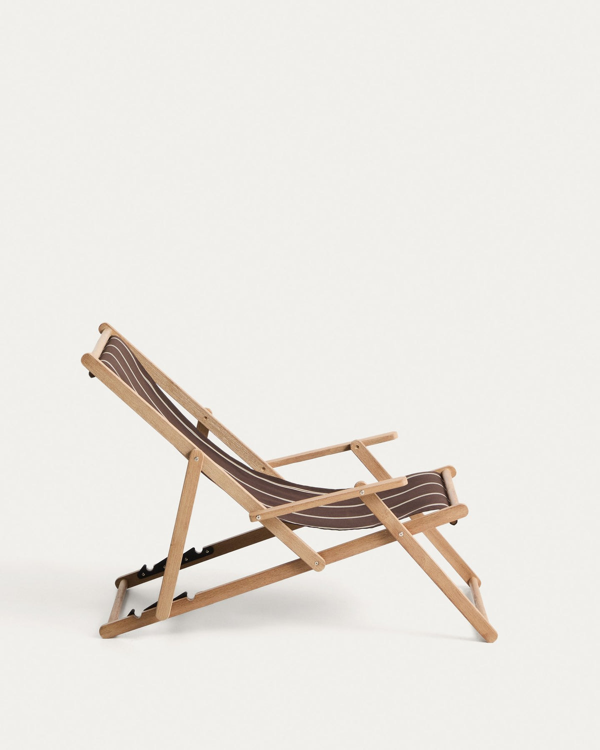 Braun-beige gestreifter Liegestuhl aus massivem Akazienholz mit klappbarem Gestell, Armlehnen und Stoffbespannung im Outdoor-Bereich.