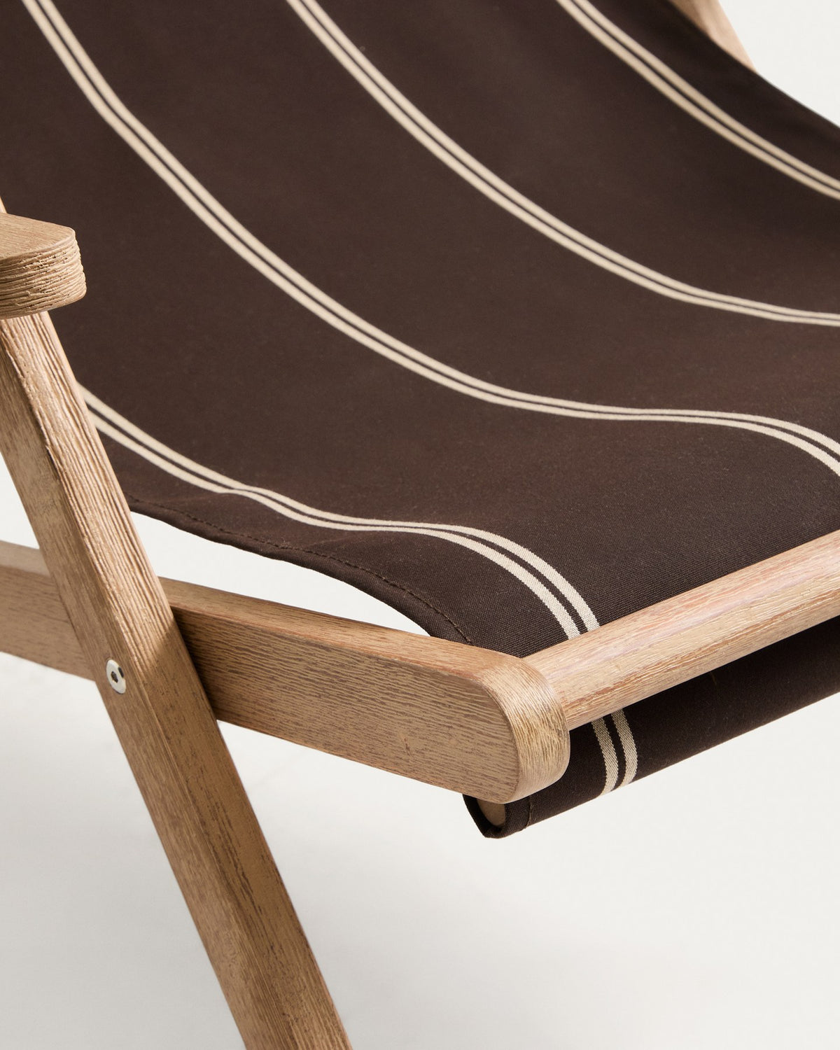 Braun-beige gestreifter Liegestuhl aus massivem Akazienholz mit klappbarem Gestell, Armlehnen und Stoffbespannung im Outdoor-Bereich.