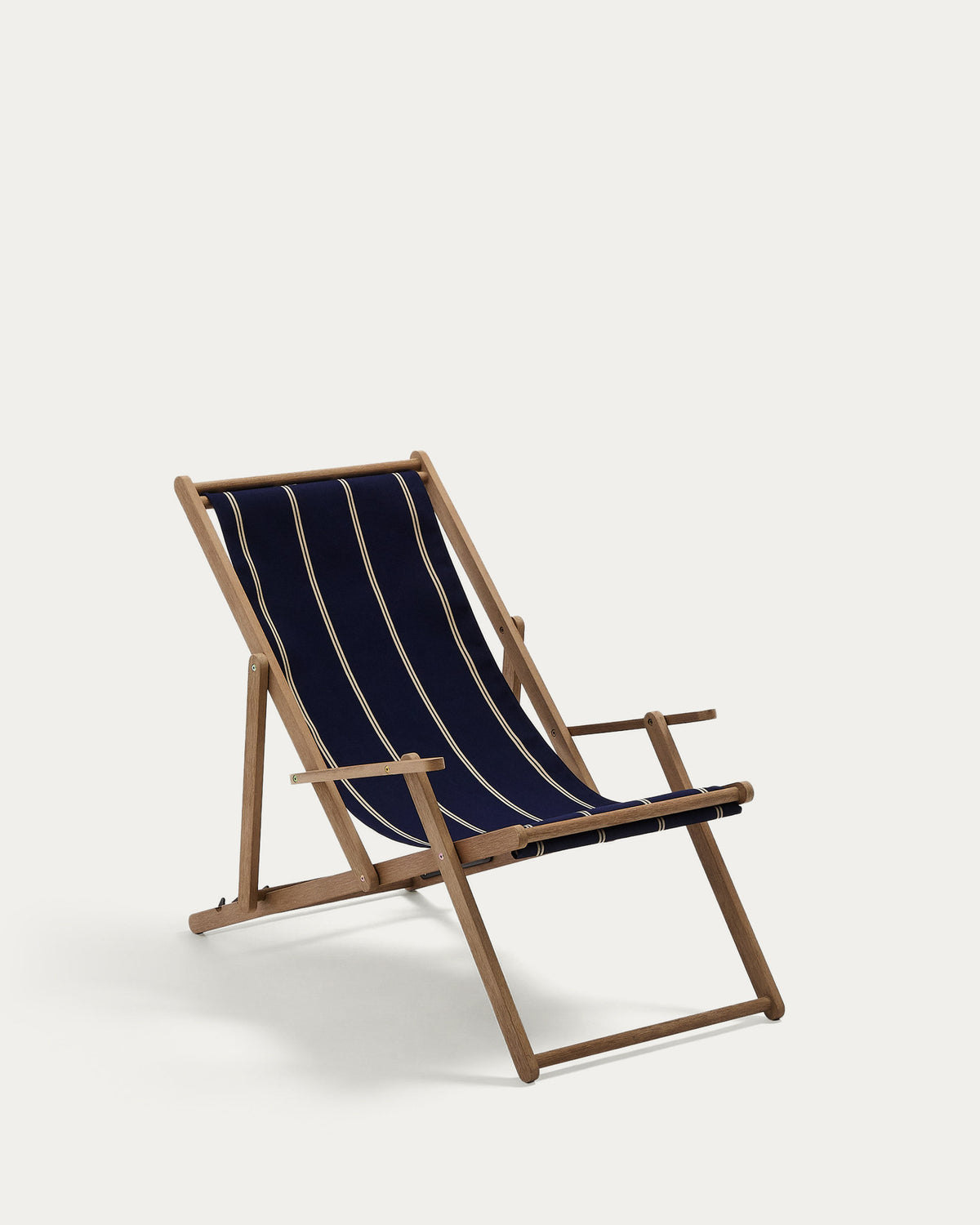 Blau-beige gestreifter klappbarer Outdoor-Liegestuhl Vilara aus massivem Akazienholz, FSC 100% in Dunkelblau, Weiss, Braun präsentiert im Onlineshop von KAQTU Design AG. Liegestuhl ist von Kave Home