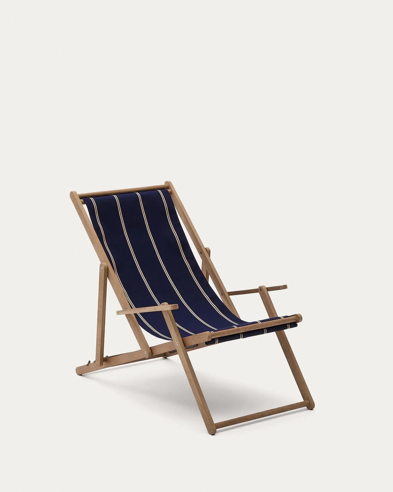 Blau-beige gestreifter klappbarer Outdoor-Liegestuhl Vilara aus massivem Akazienholz, FSC 100% in Dunkelblau präsentiert im Onlineshop von KAQTU Design AG. Liegestuhl ist von Kave Home