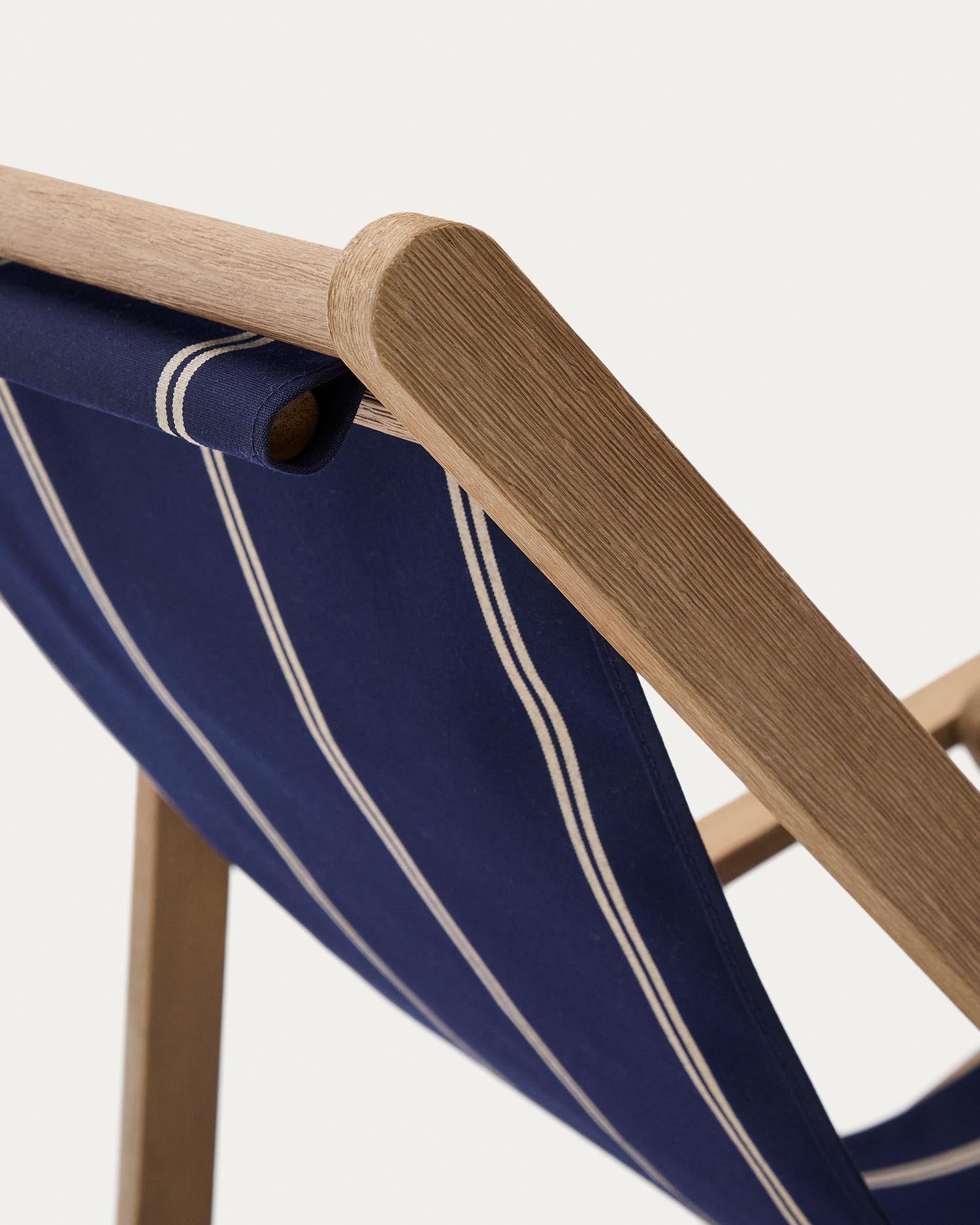 Genießen Sie den klappbaren Vilara Liegestuhl aus FSC-zertifiziertem Akazienholz. Blau-beige gestreift, wetterfest und perfekt für Ihren Garten!