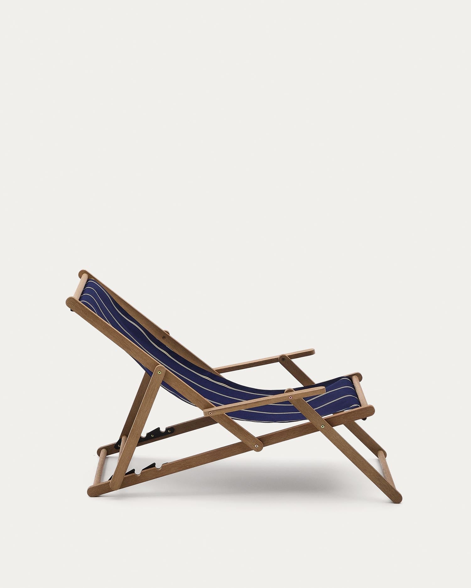 Blau-beige gestreifter klappbarer Outdoor-Liegestuhl Vilara aus massivem Akazienholz, FSC 100% in Dunkelblau präsentiert im Onlineshop von KAQTU Design AG. Liegestuhl ist von Kave Home
