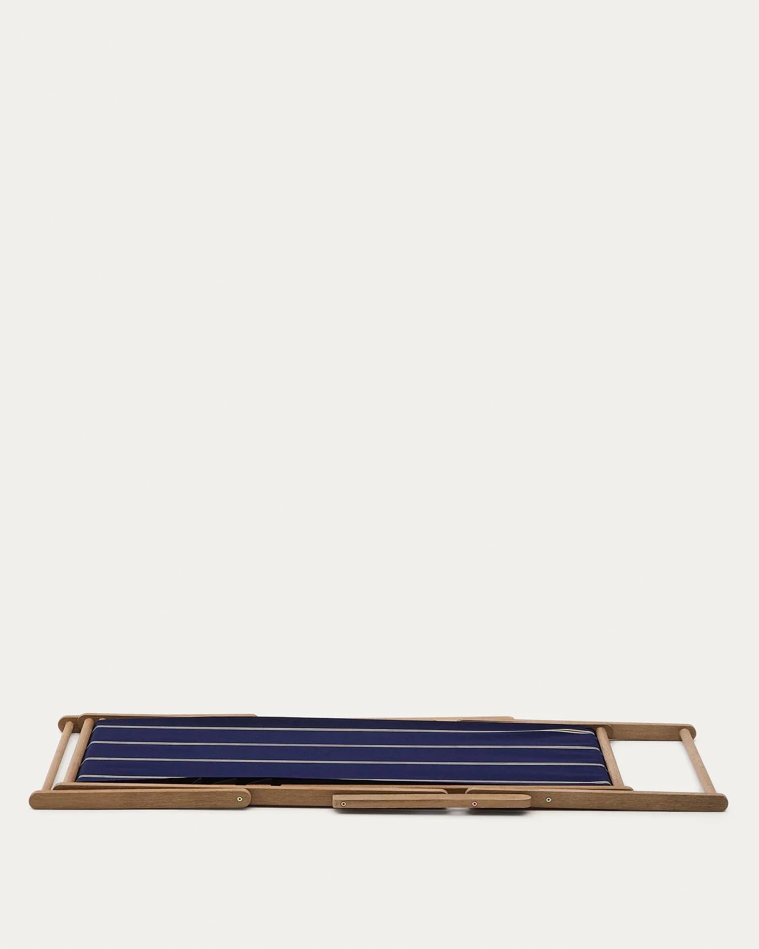 Blau-beige gestreifter klappbarer Outdoor-Liegestuhl Vilara aus massivem Akazienholz, FSC 100% in Dunkelblau präsentiert im Onlineshop von KAQTU Design AG. Liegestuhl ist von Kave Home