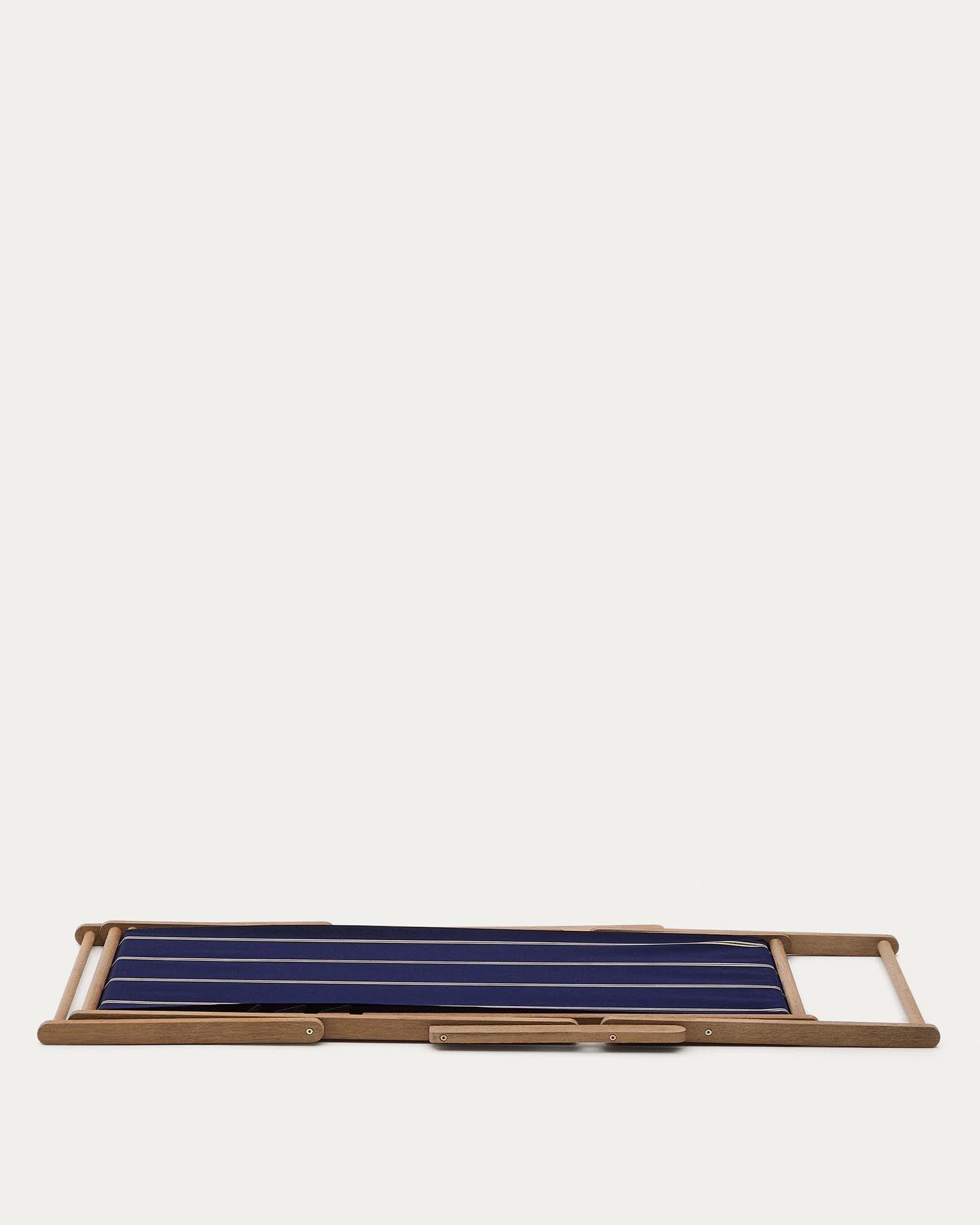 Genießen Sie den klappbaren Vilara Liegestuhl aus FSC-zertifiziertem Akazienholz. Blau-beige gestreift, wetterfest und perfekt für Ihren Garten!