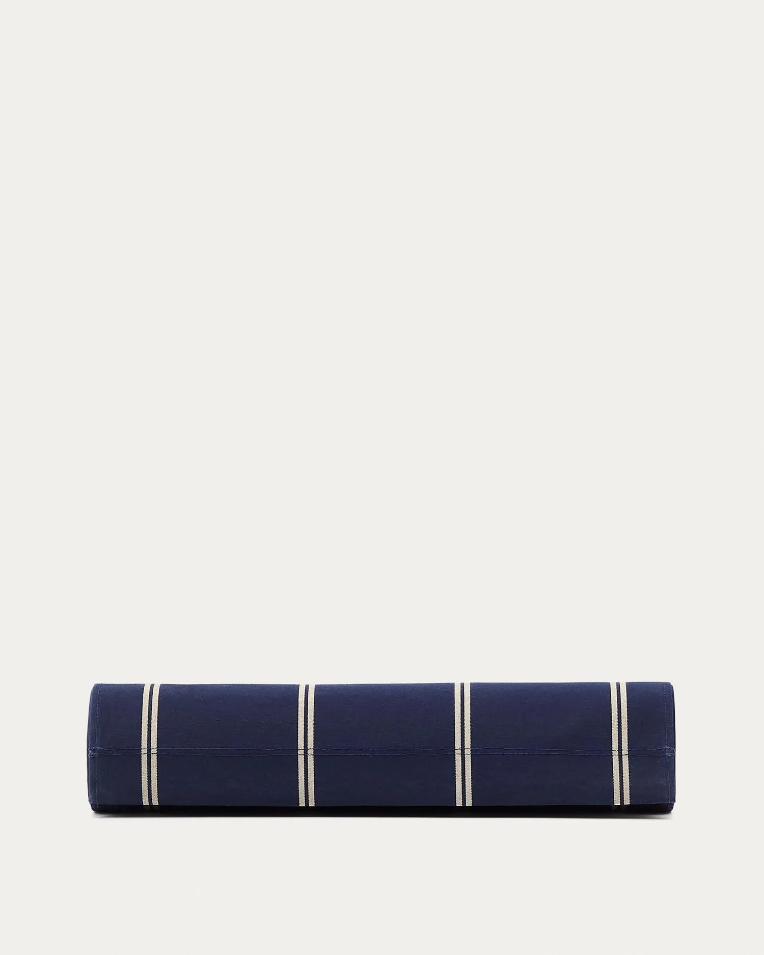 Blau-beige gestreifter klappbarer Outdoor-Liegestuhl Vilara aus massivem Akazienholz, FSC 100% in Dunkelblau präsentiert im Onlineshop von KAQTU Design AG. Liegestuhl ist von Kave Home