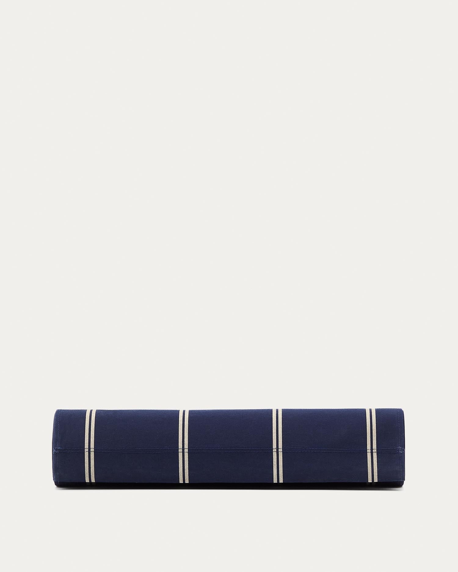 Blau-beige gestreifter klappbarer Outdoor-Liegestuhl Vilara aus massivem Akazienholz, FSC 100% in Dunkelblau präsentiert im Onlineshop von KAQTU Design AG. Liegestuhl ist von Kave Home
