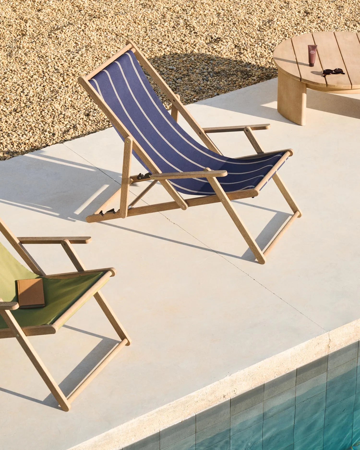 Blau-beige gestreifter klappbarer Outdoor-Liegestuhl Vilara aus massivem Akazienholz, FSC 100% in Dunkelblau präsentiert im Onlineshop von KAQTU Design AG. Liegestuhl ist von Kave Home