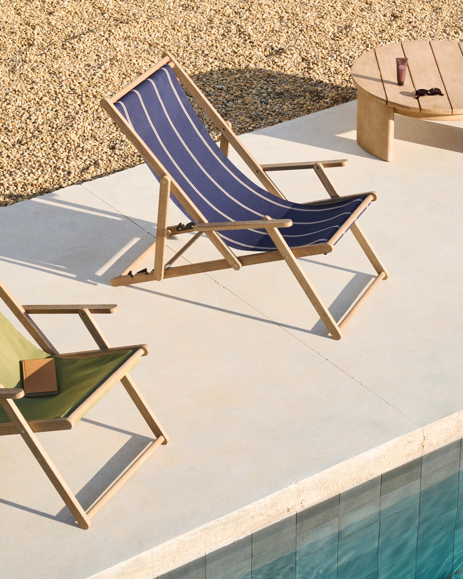 Blue-beige striped foldable foldable outdoor lying chair Vilara made of solid acacia wood, FSC 