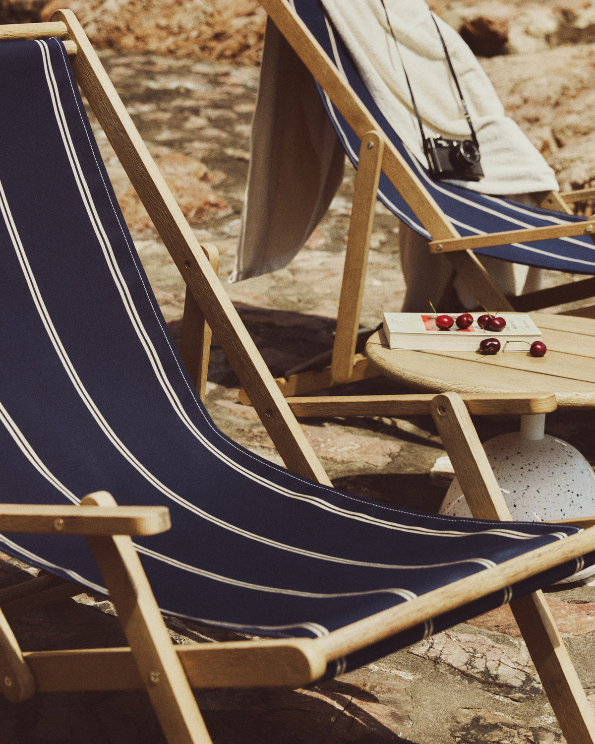 Blau-beige gestreifter klappbarer Outdoor-Liegestuhl Vilara aus massivem Akazienholz, FSC 100% in Dunkelblau, Weiss, Braun präsentiert im Onlineshop von KAQTU Design AG. Liegestuhl ist von Kave Home