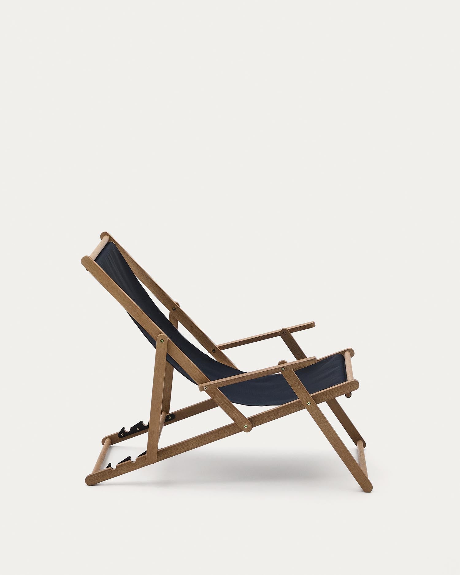Genießen Sie den klappbaren Outdoor-Liegestuhl Vilara aus massivem Akazienholz. Nachhaltig, elegant und perfekt für entspannte Stunden im Freien.