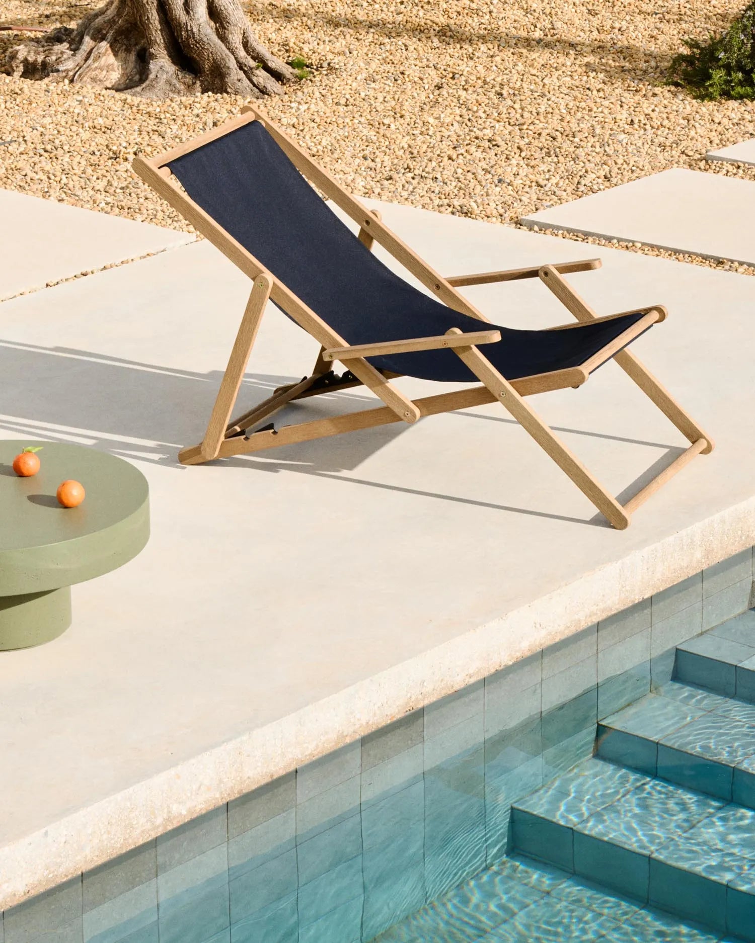 Klappbarer Outdoor-Liegestuhl Vilara in Schwarz aus massivem Akazienholz FSC 100% in Schwarz präsentiert im Onlineshop von KAQTU Design AG. Liegestuhl ist von Kave Home