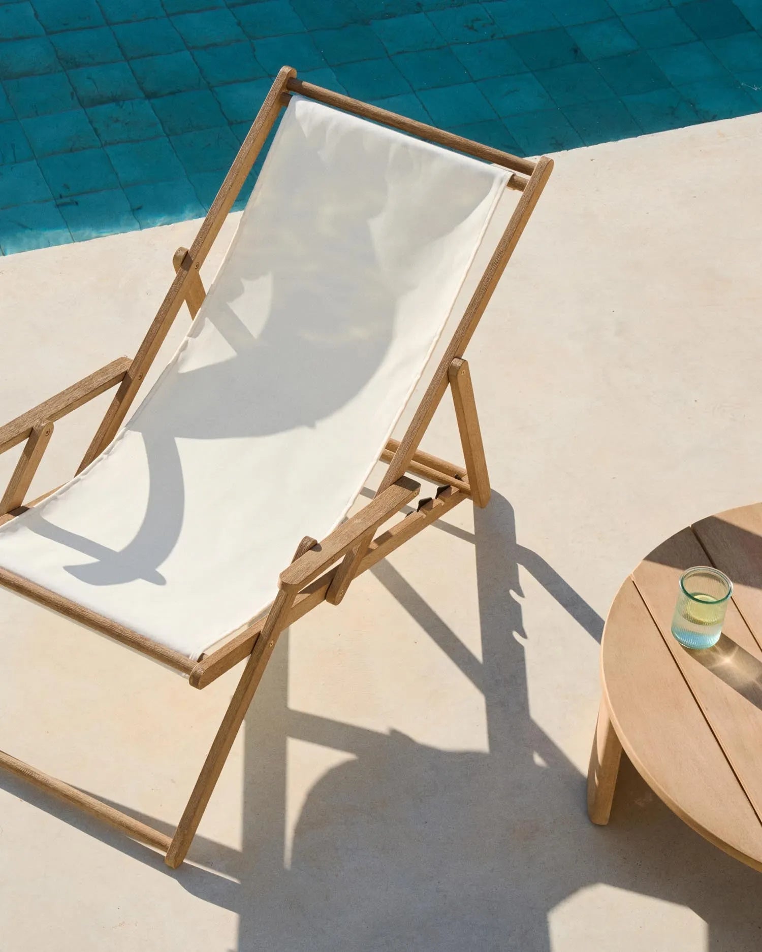 Klappbarer Outdoor-Liegestuhl Vilara in Weiß aus massivem Akazienholz FSC 100% in Weiss präsentiert im Onlineshop von KAQTU Design AG. Liegestuhl ist von Kave Home