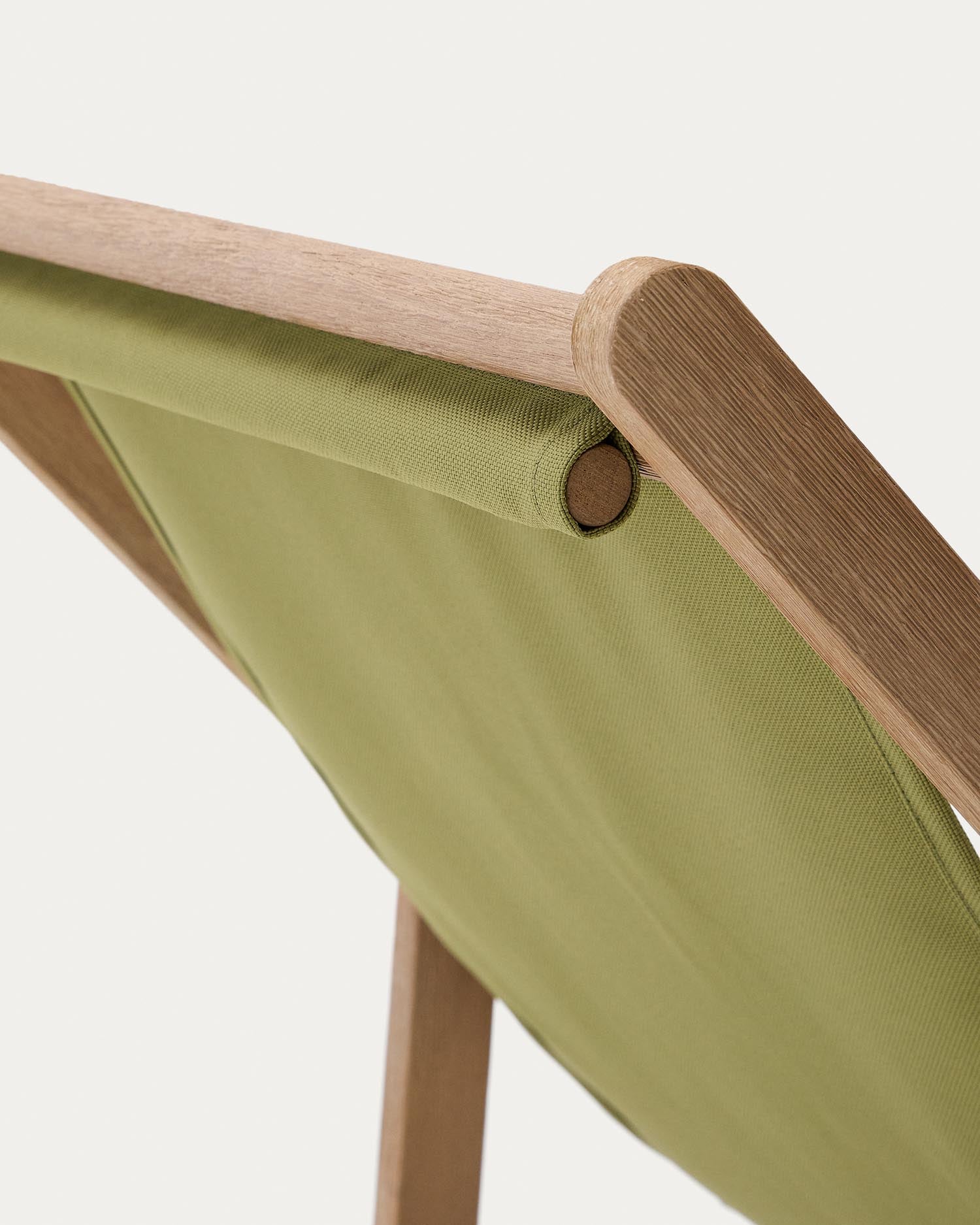 Erleben Sie Komfort und Eleganz mit dem klappbaren Outdoor-Liegestuhl Vilara aus massivem, nachhaltigem Akazienholz. Ideal für Garten und Balkon!