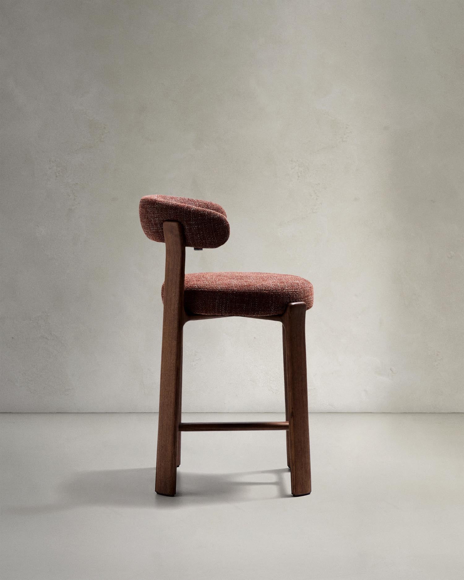 Hocker Granite aus brauner Chenille und massivem Eschenholz mit walnussholzfarbenem Finish, FSC 100%, 65 cm in Braun präsentiert im Onlineshop von KAQTU Design AG. Barstuhl ist von Kave Home
