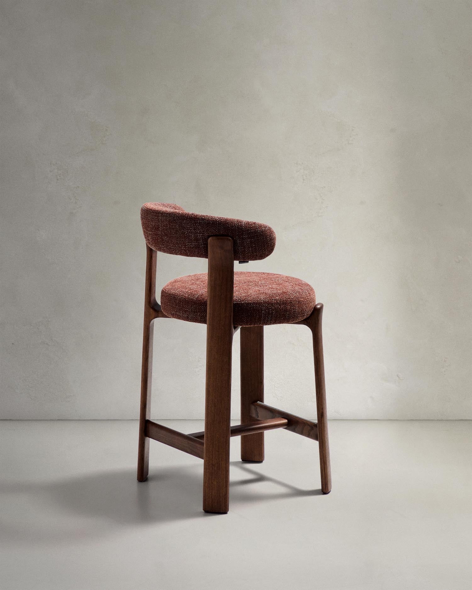 Hocker Granite aus brauner Chenille und massivem Eschenholz mit walnussholzfarbenem Finish, FSC 100%, 65 cm in Braun präsentiert im Onlineshop von KAQTU Design AG. Barstuhl ist von Kave Home