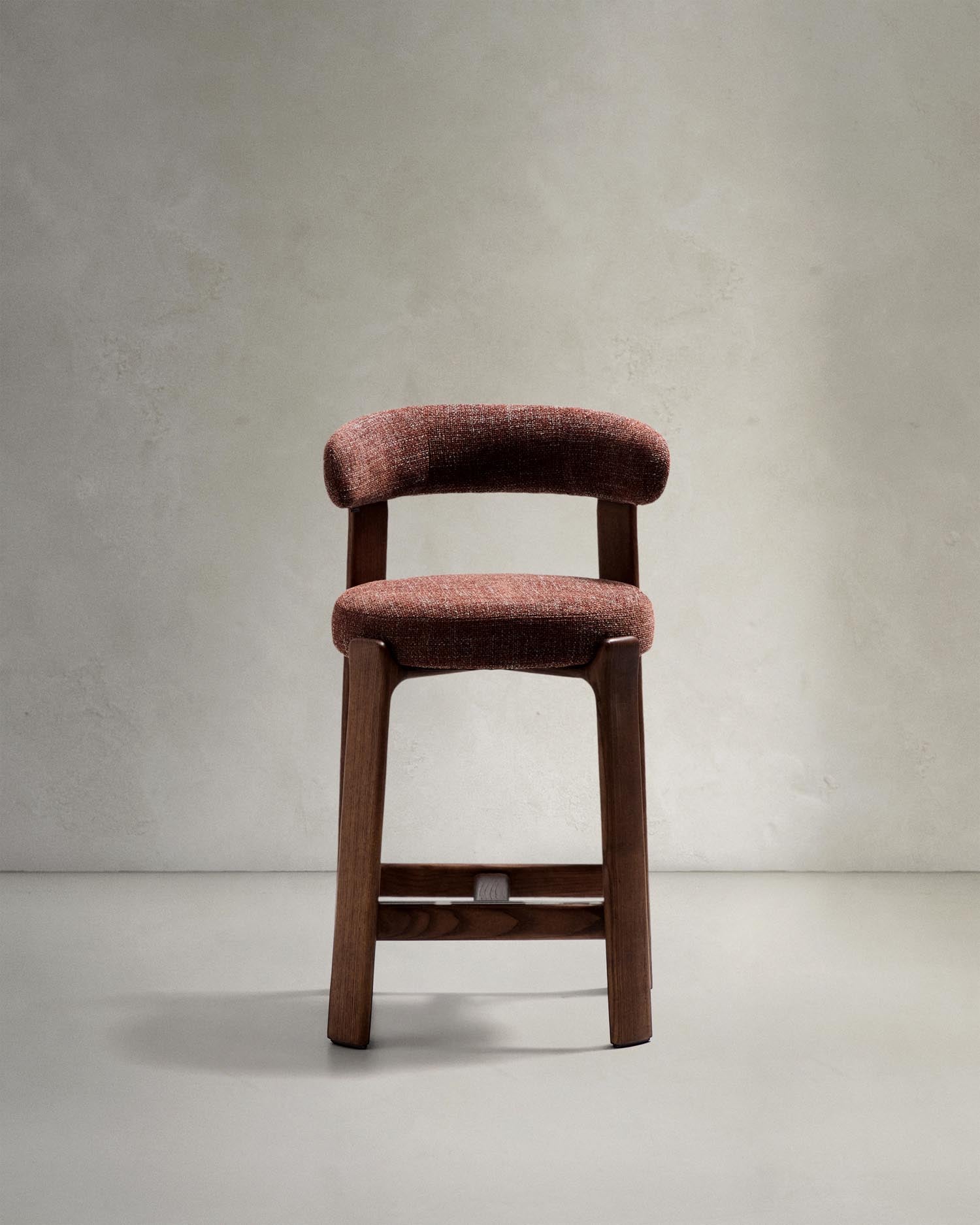 Hocker Granite aus brauner Chenille und massivem Eschenholz mit walnussholzfarbenem Finish, FSC 100%, 65 cm in Braun präsentiert im Onlineshop von KAQTU Design AG. Barstuhl ist von Kave Home