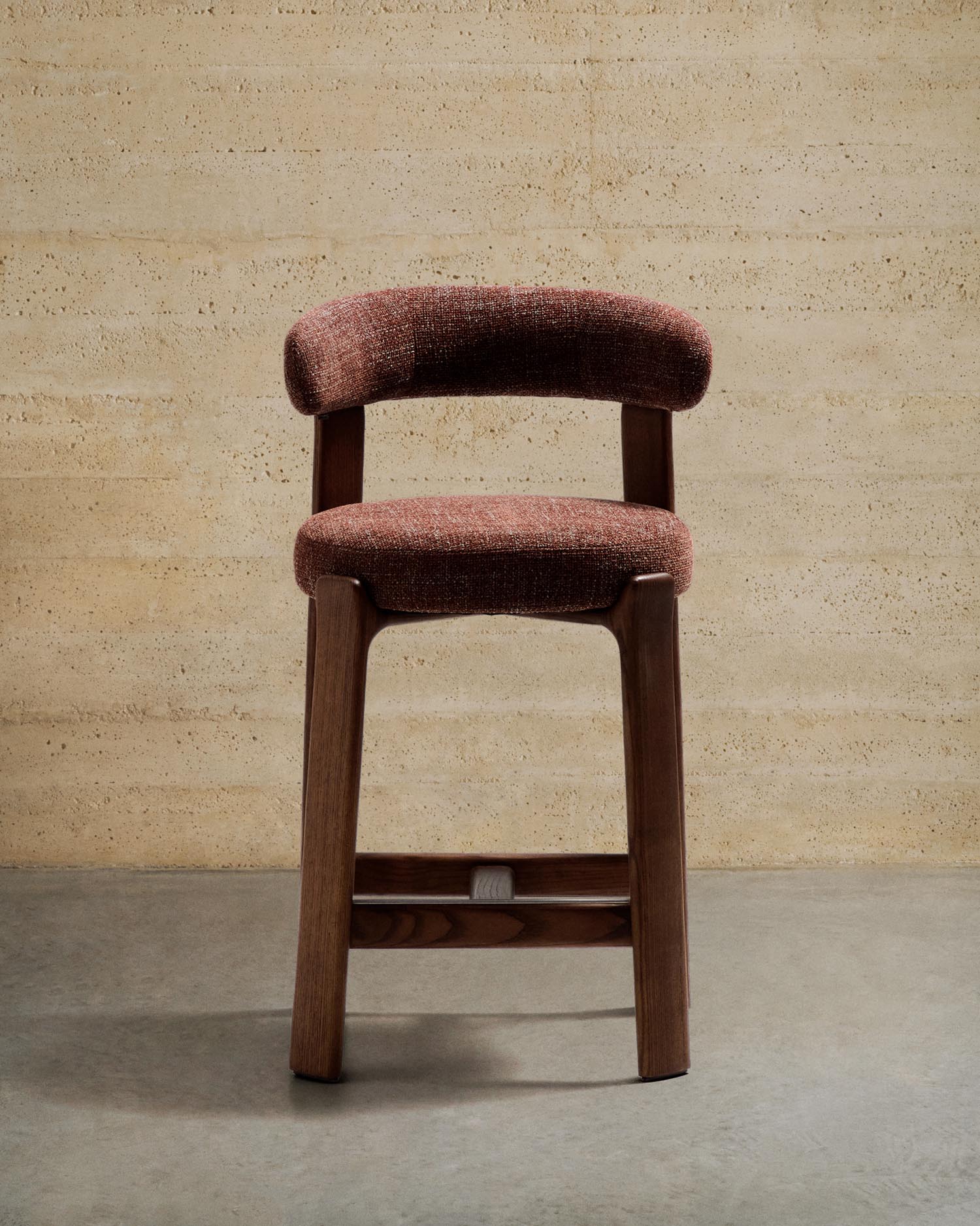 Hocker Granite aus brauner Chenille und massivem Eschenholz mit walnussholzfarbenem Finish, FSC 100%, 65 cm in Braun präsentiert im Onlineshop von KAQTU Design AG. Barstuhl ist von Kave Home