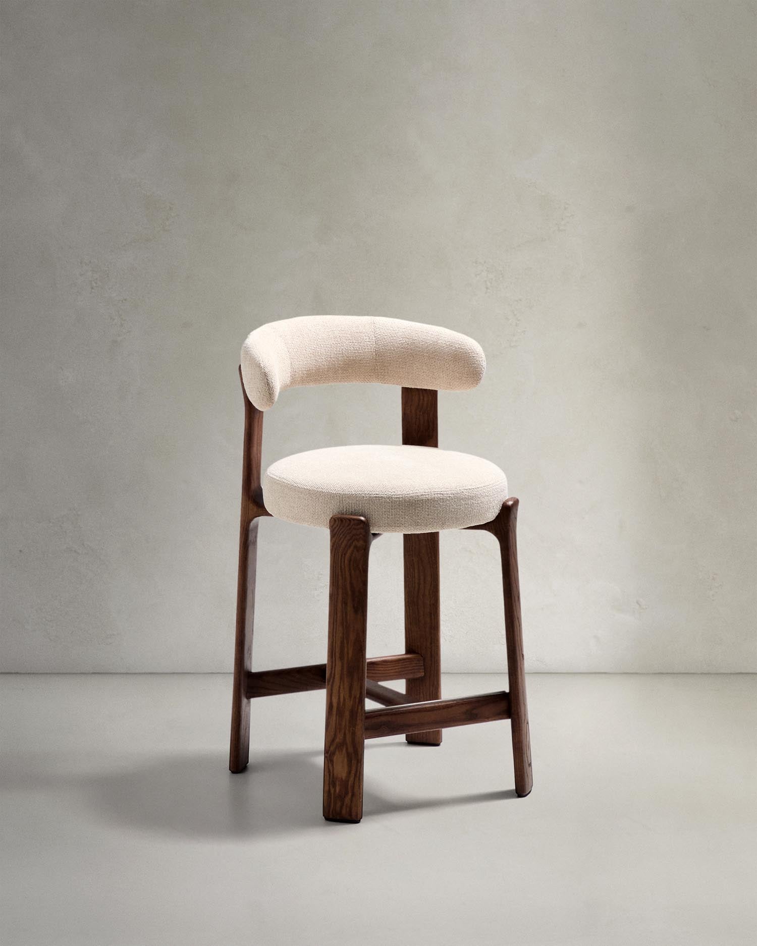 Hocker Granite aus beigefarbener Chenille und massivem Eschenholz mit walnussholzfarbenem Finish, FSC 100%, 65 cm in Beige präsentiert im Onlineshop von KAQTU Design AG. Barstuhl ist von Kave Home