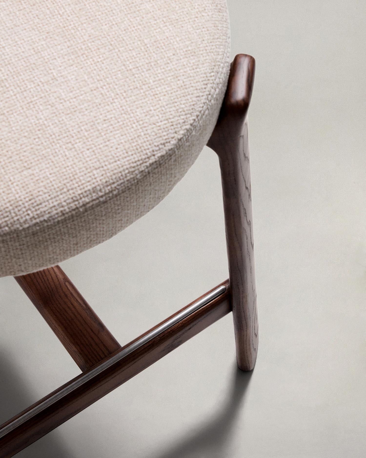 Hocker Granite aus beigefarbener Chenille und massivem Eschenholz mit walnussholzfarbenem Finish, FSC 100%, 65 cm in Beige präsentiert im Onlineshop von KAQTU Design AG. Barstuhl ist von Kave Home