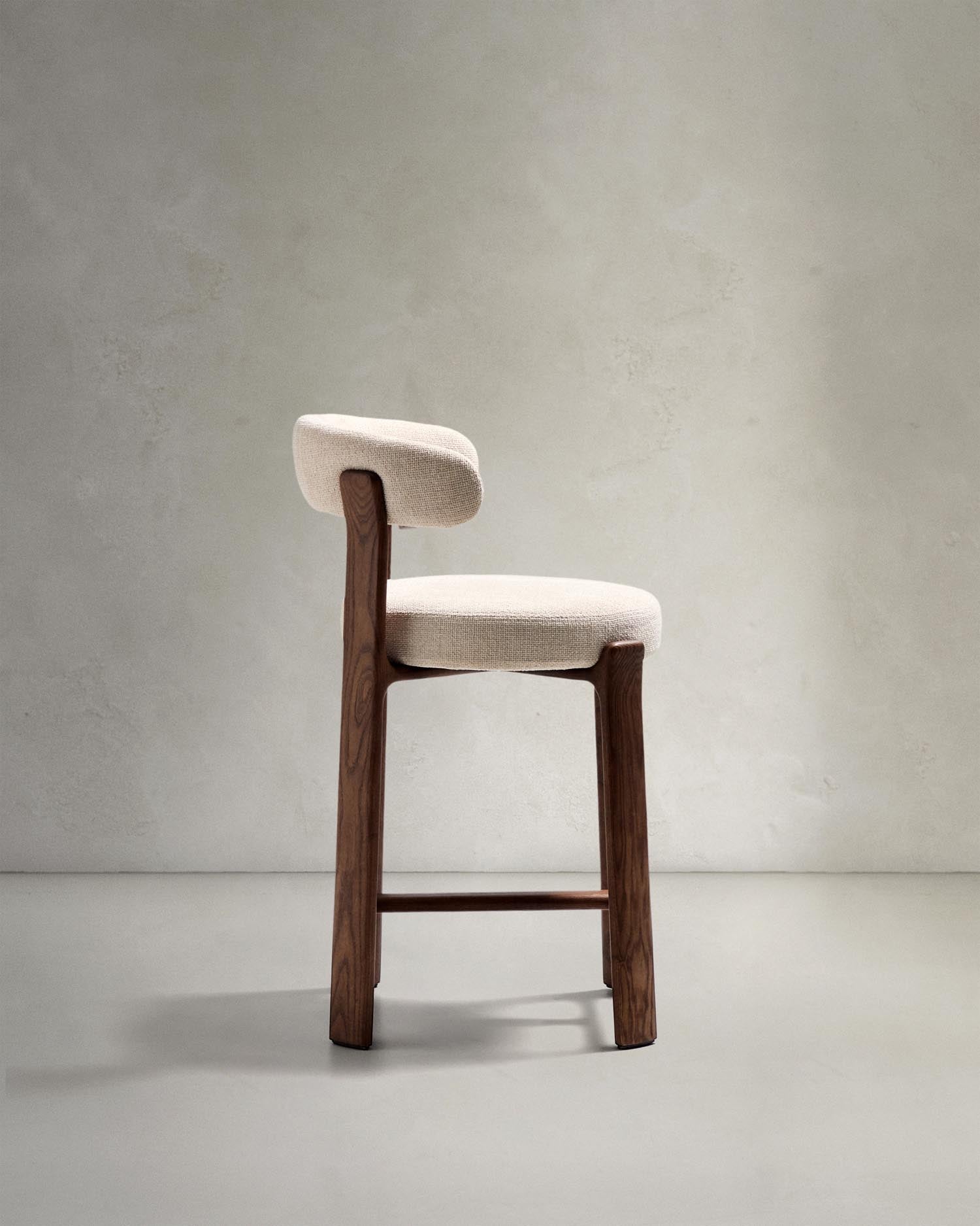 Hocker Granite aus beigefarbener Chenille und massivem Eschenholz mit walnussholzfarbenem Finish, FSC 100%, 65 cm in Beige präsentiert im Onlineshop von KAQTU Design AG. Barstuhl ist von Kave Home