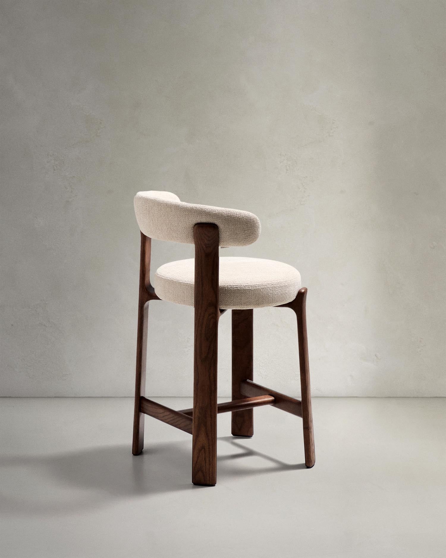 Hocker Granite aus beigefarbener Chenille und massivem Eschenholz mit walnussholzfarbenem Finish, FSC 100%, 65 cm in Beige präsentiert im Onlineshop von KAQTU Design AG. Barstuhl ist von Kave Home